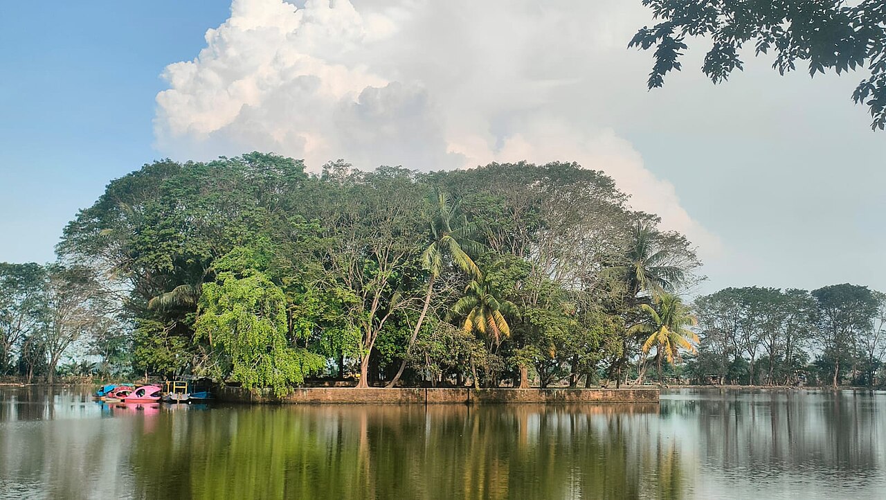 Danau Tasikardi dan pulau kecil di tengah danau