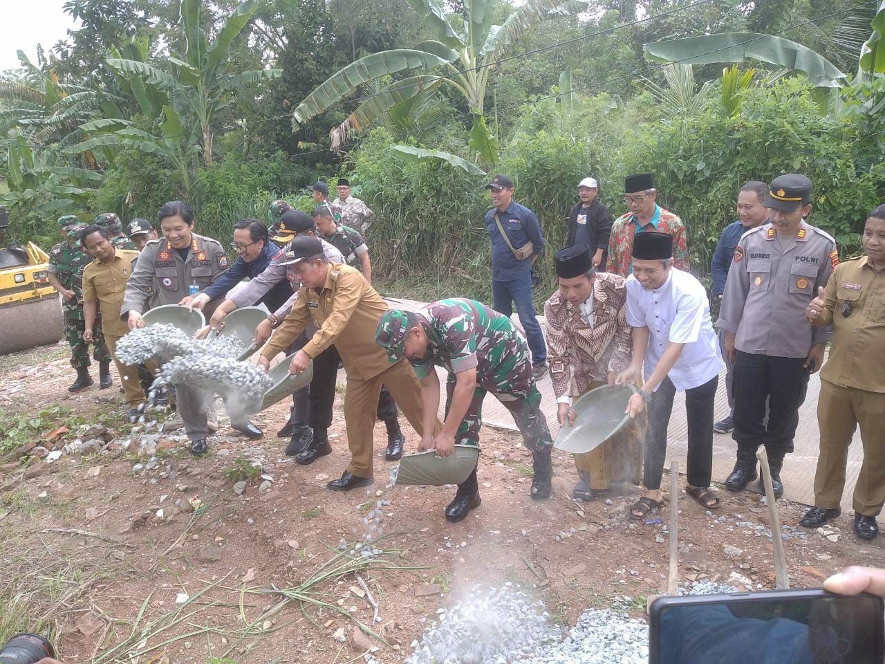Bersama Dengan Kodim 0602/Serang Pemkot Lanjutkan Betonisasi Jalan Lingkungan Majalawang Umbul Tengah