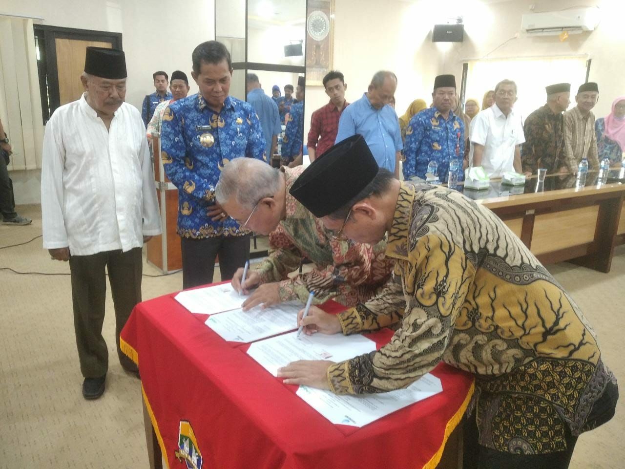 Walikota Saksikan Penandatanganan PKS Pengurus Masjid Ats-Tsauroh Dengan Dua Perusahaan
