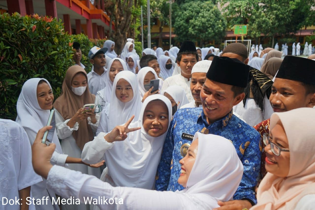 Walikota Hadiri Peringatan Maulid Nabi Sekaligus Serahkan 149 e-KTP di SMAN 4