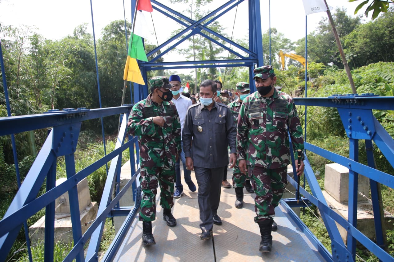 Karya Bakti TNI Bangun Jembatan Penghubung GPA-Kp.Tembong