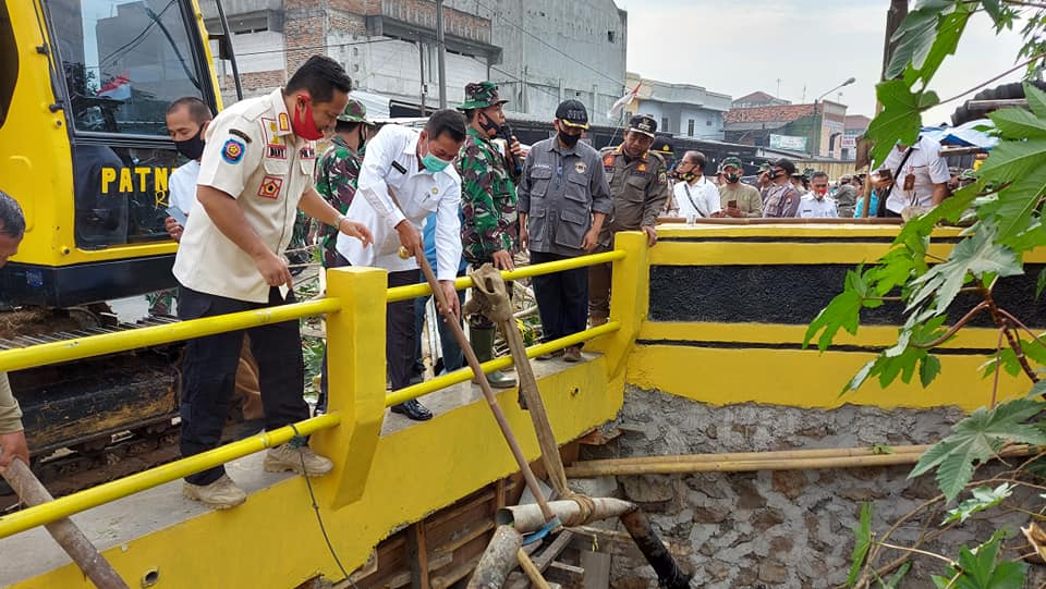 Gorong-gorong di Pasar Induk Rau Dibersihkan