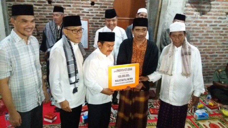 Walikota Serahkan Bantuan 100 Juta ke Masjid Baitul Mu?min.
