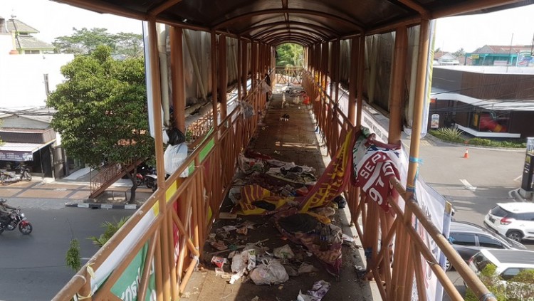Pemkot Serang Sigap Bersihkan JPO yang Kumuh