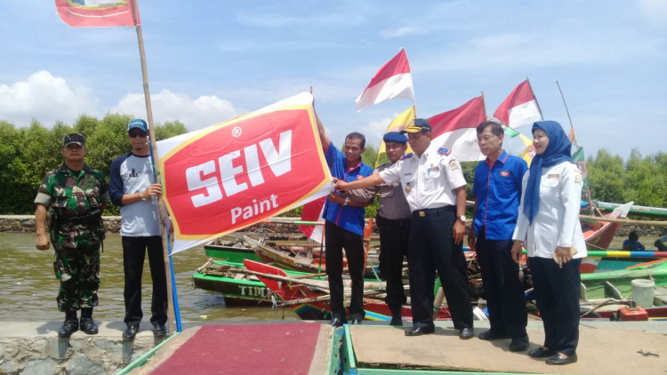PT.SEIV Indonesia Bantu Cat Gratis Nelayan Kasemen