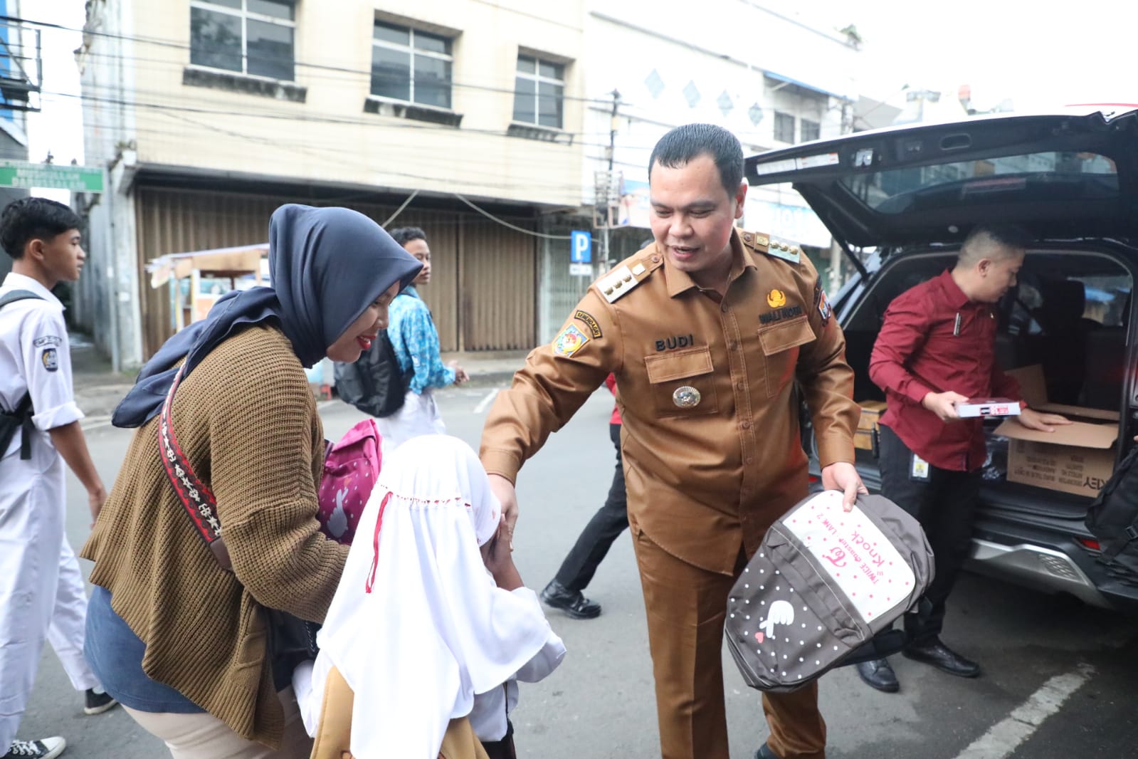 Aksi Mulia Walikota Serang Budi Rustandi, Bagikan Tas dan Buku ke Pelajar SD dan SMP