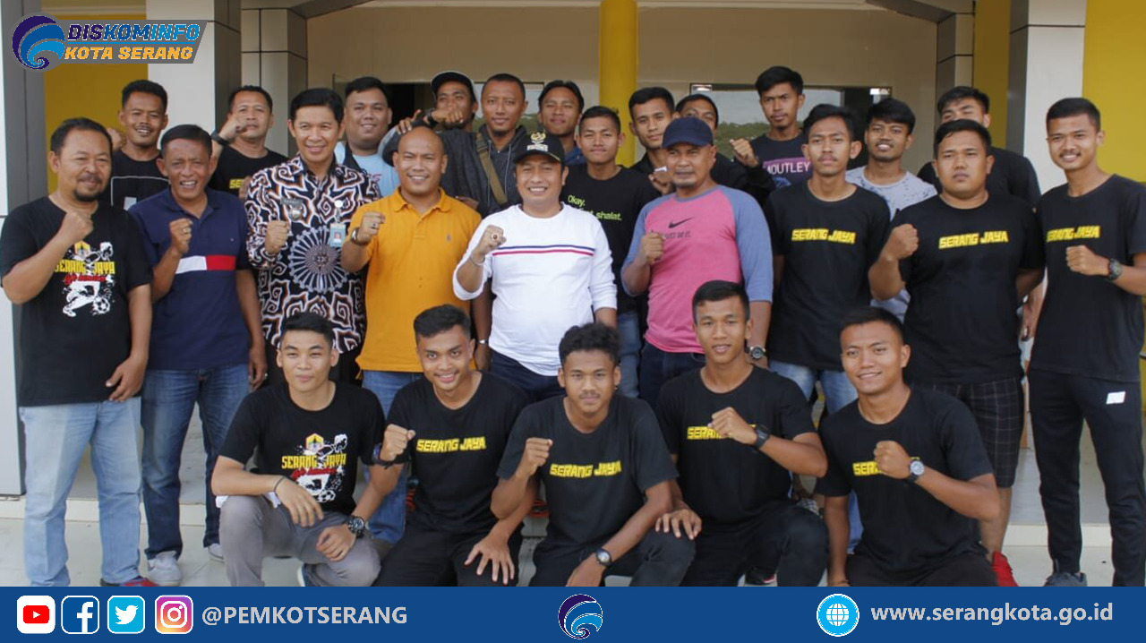 Wakil Walikota Lepas Tim Sepak Bola Serang Jaya