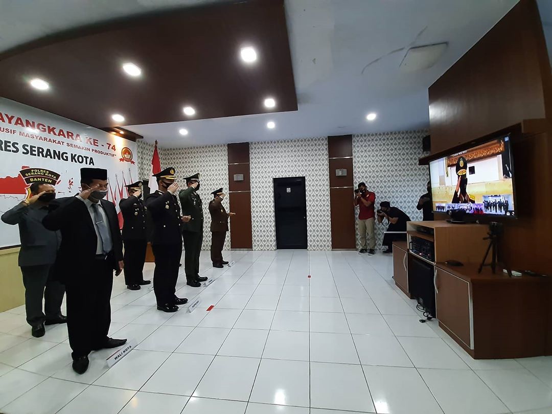 Walikota Serang Bersama Kapolres Serang Kota Ikuti Upacara HUT Bhayangkara ke 74 Secara Virtual