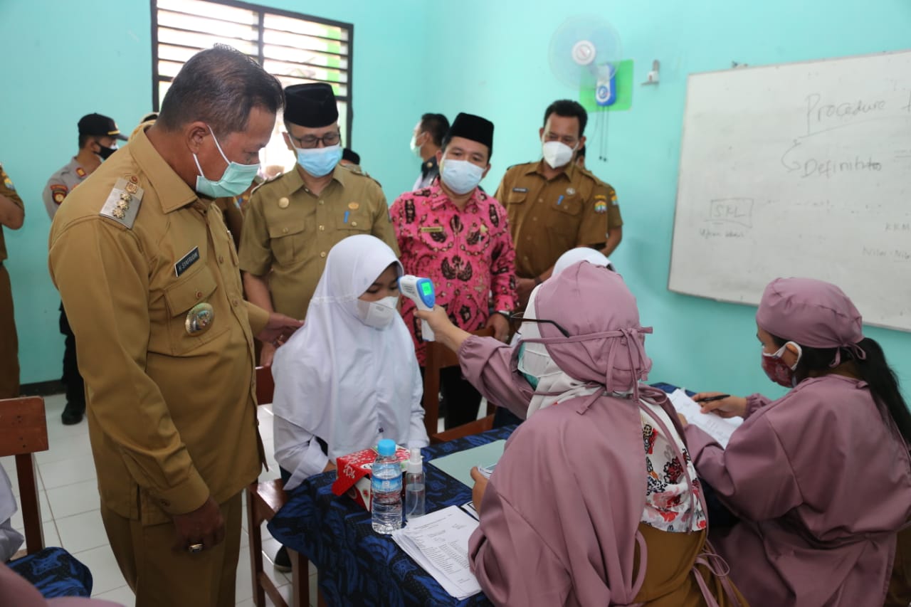 Walikota Serang Tinjau Vaksinasi di SMPN 19 Kota Serang