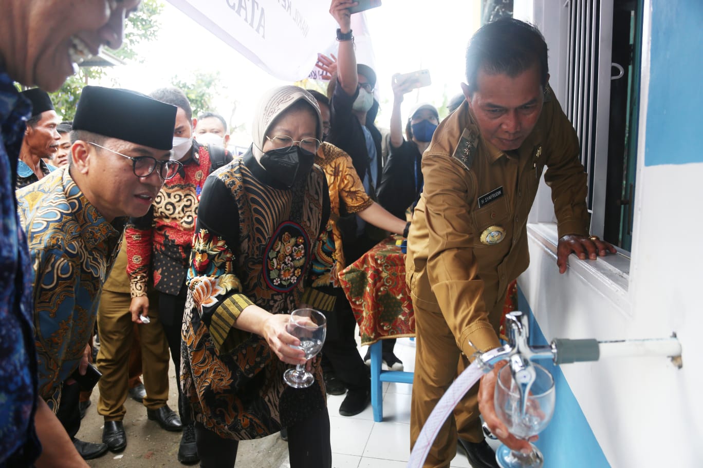 Mensos Bantu Alat Netralisir Air di Kampung Cikedung Kasemen