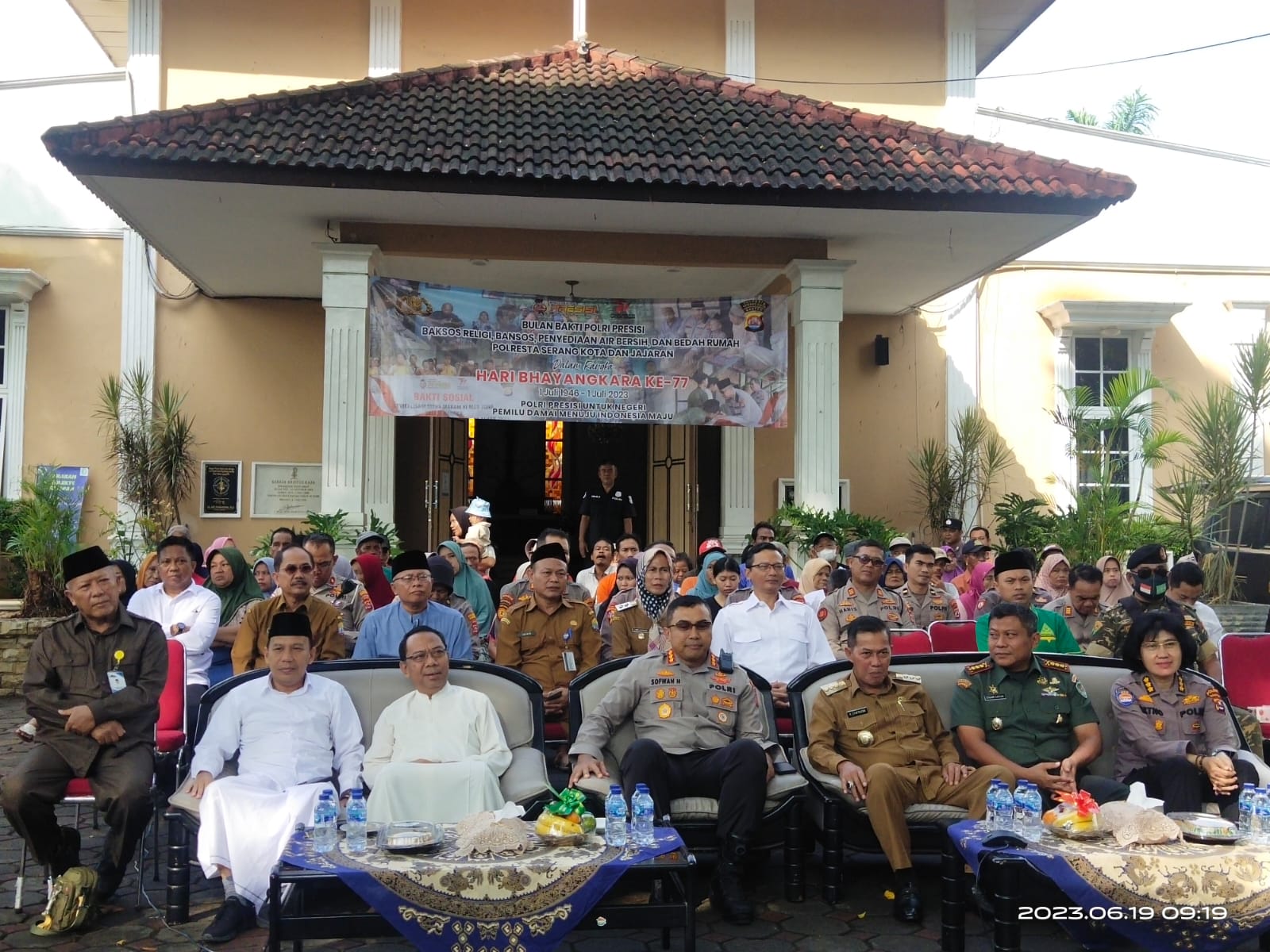 Kapolda Banten Bagikan Ribuan Paket Bansos Bagi Masyarakat Kota Serang