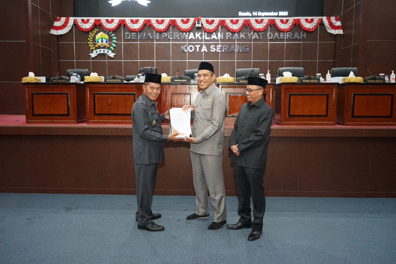 Walikota Serang menyampaikan Raperda APBD TA 2024 di DPRD Kota Serang