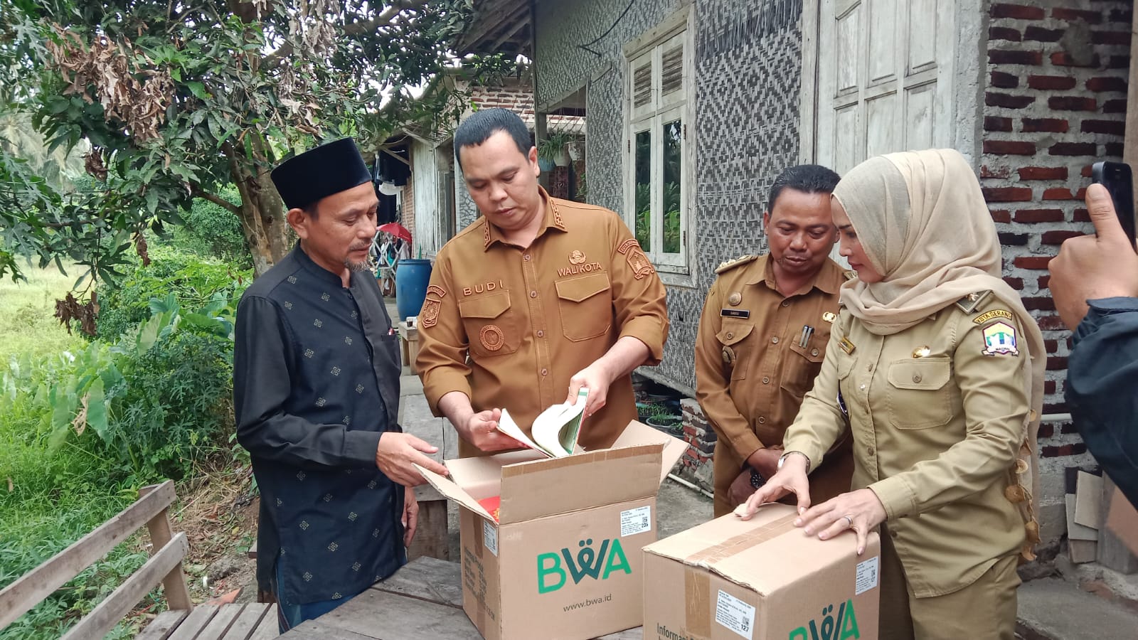 Wali Kota Serang Bagikan Mushaf Al-Qur’an, Dorong Semangat Santri Lewat Program Serang Mengaji