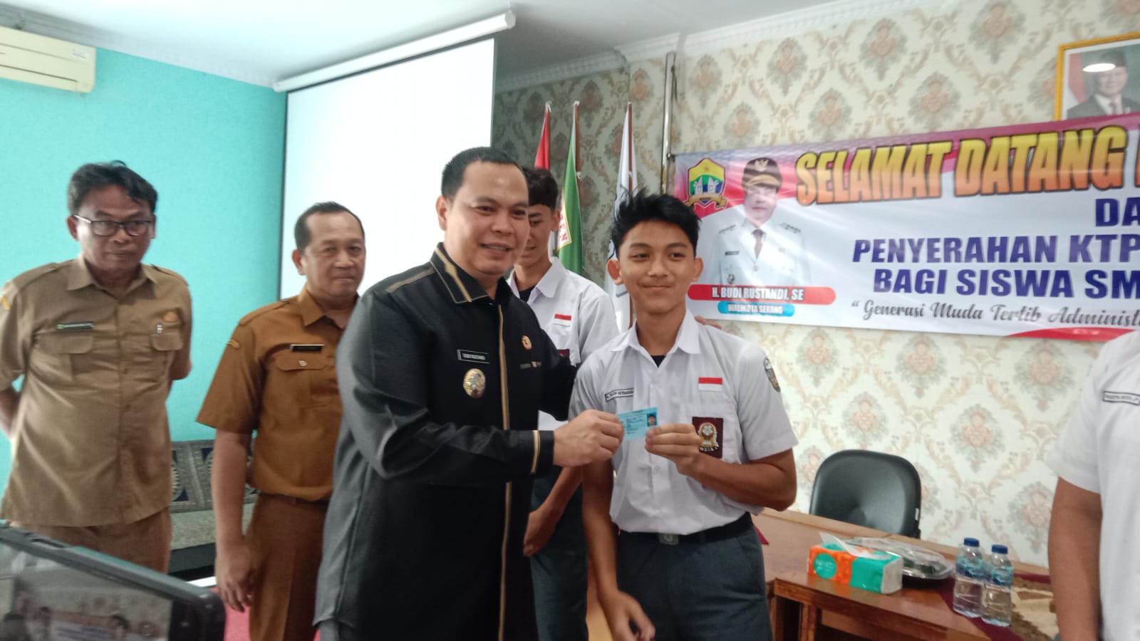Wali Kota Serang Serahkan e-KTP untuk Siswa Berusia 17 Tahun, Disdukcapil Gencarkan Layanan Jemput Bola.