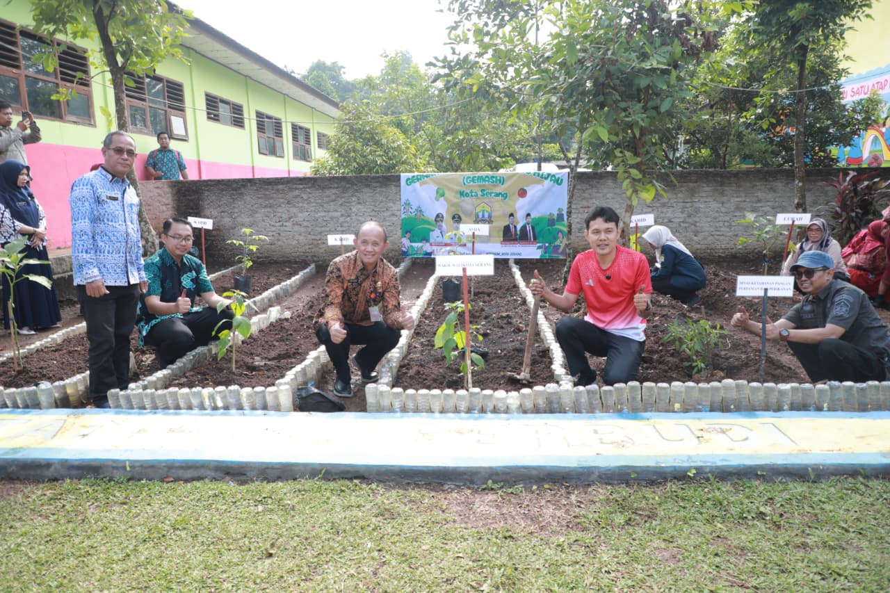 Pemkot Serang Salurkan Ribuan Bibit, Dorong Kemandirian Pangan Masyarakat lewat Program GEMASH.
