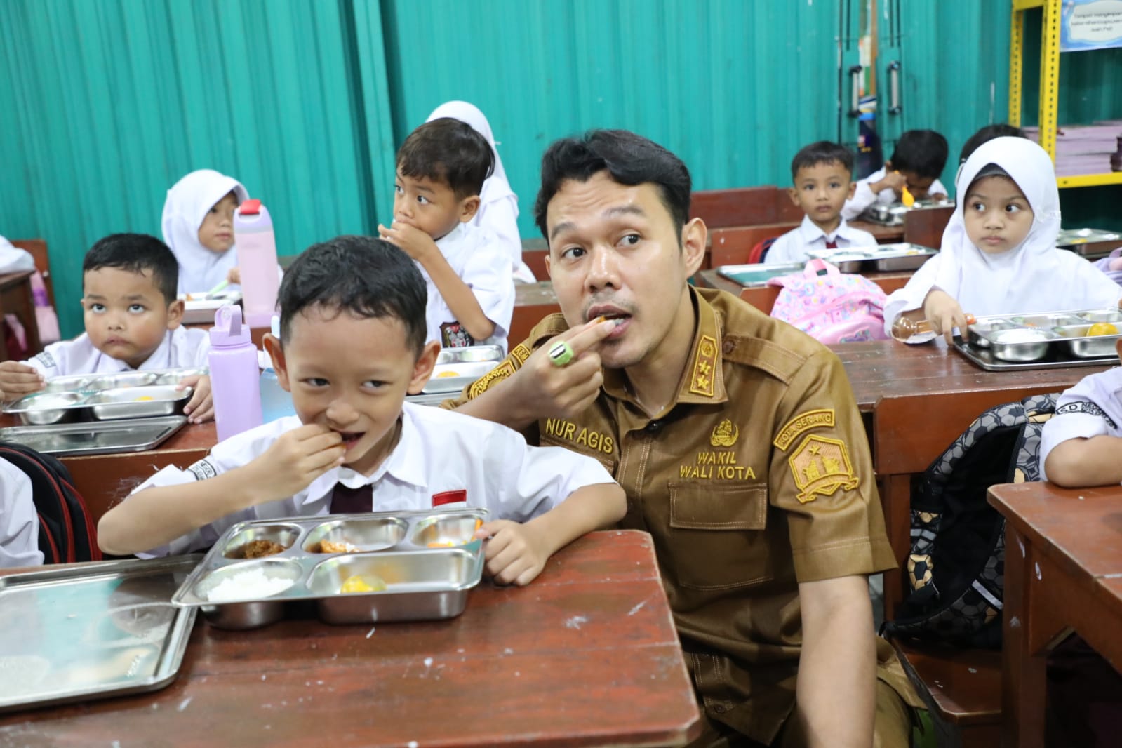 Pastikan Kualitas, Nur Agis Cicipi Makanan Yang Ada di Menu Program MBG di Kota Serang.