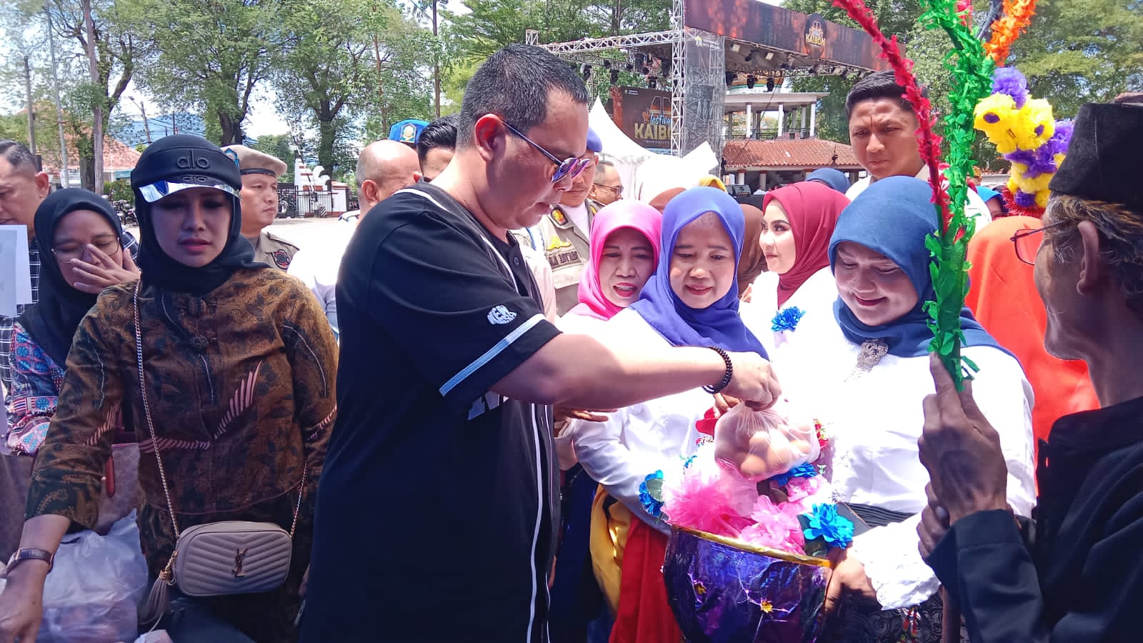 Wali Kota Serang Borong Dagangan Emak-Emak UMKM di Festival Kaibon 2025, Suasana Alun-Alun Jadi Riuh.