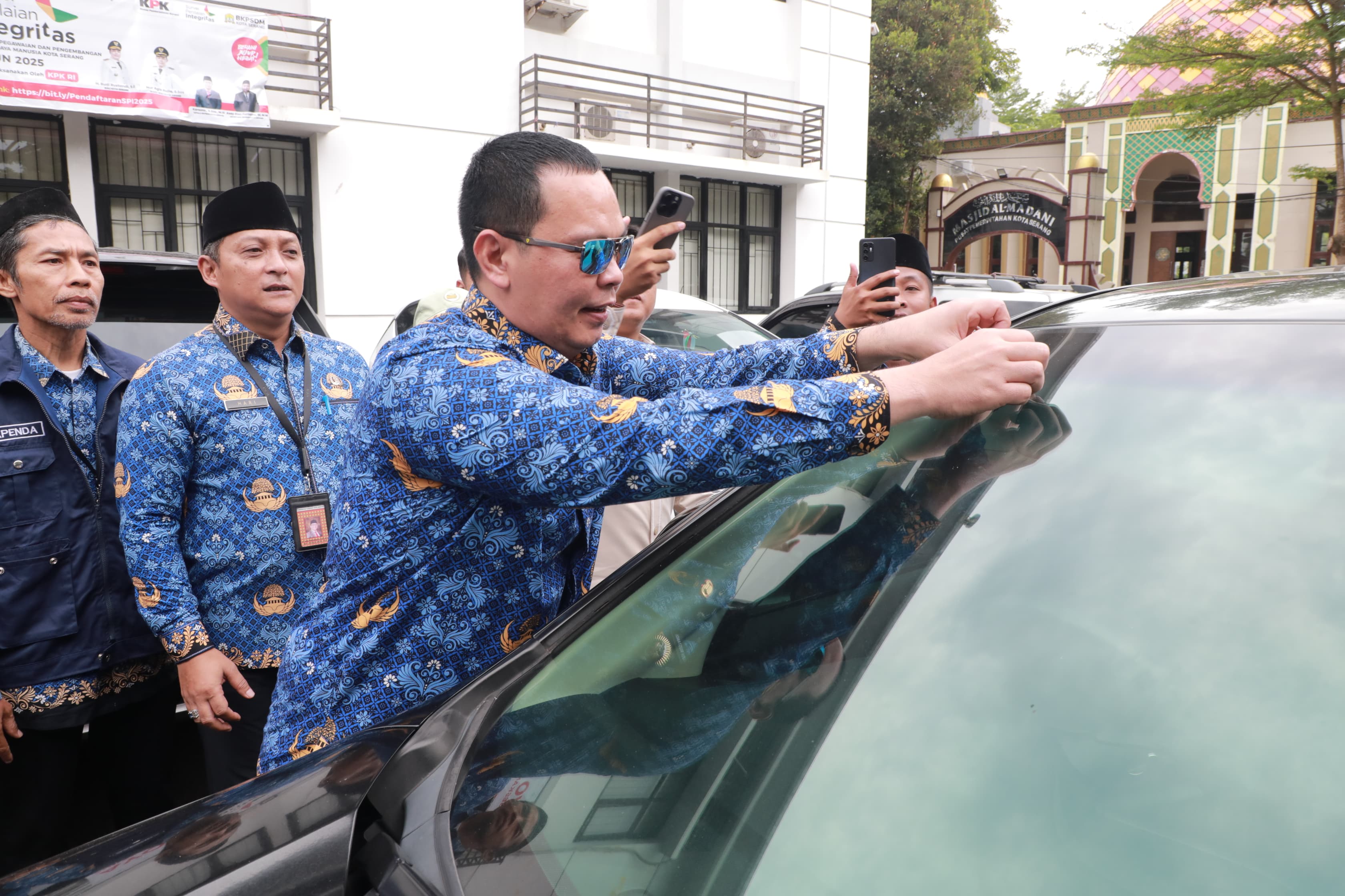 Razia Patuh Pajak Usai Apel, Pemkot Serang Ajak ASN Jadi Teladan dalam Aksi Tertib Pajak Kendaraan.