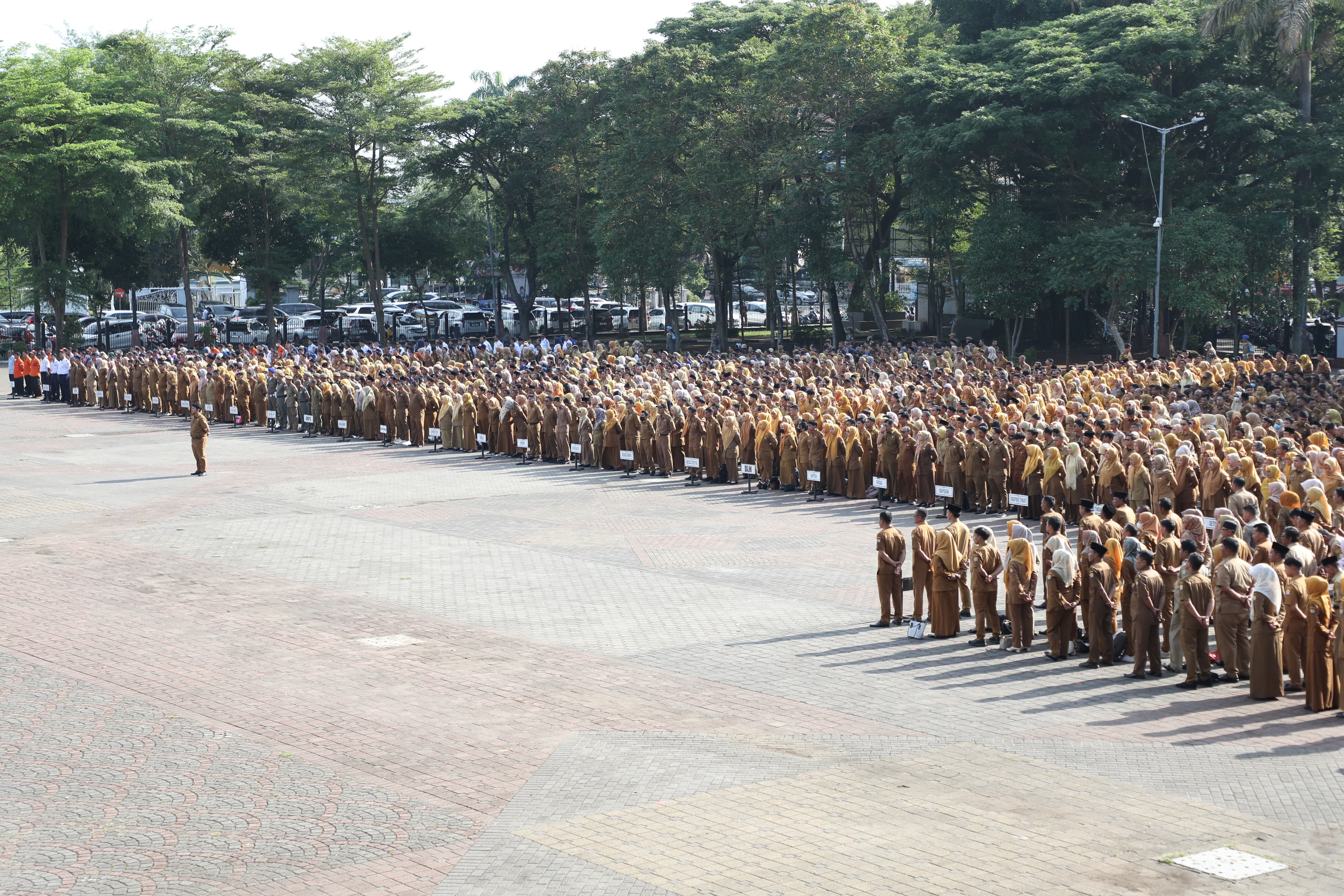 Gelar Apel Pagi Berbarengan di Jantung Kota, Ribuan ASN Pemkot Serang Penuhi Alun-alun Barat.