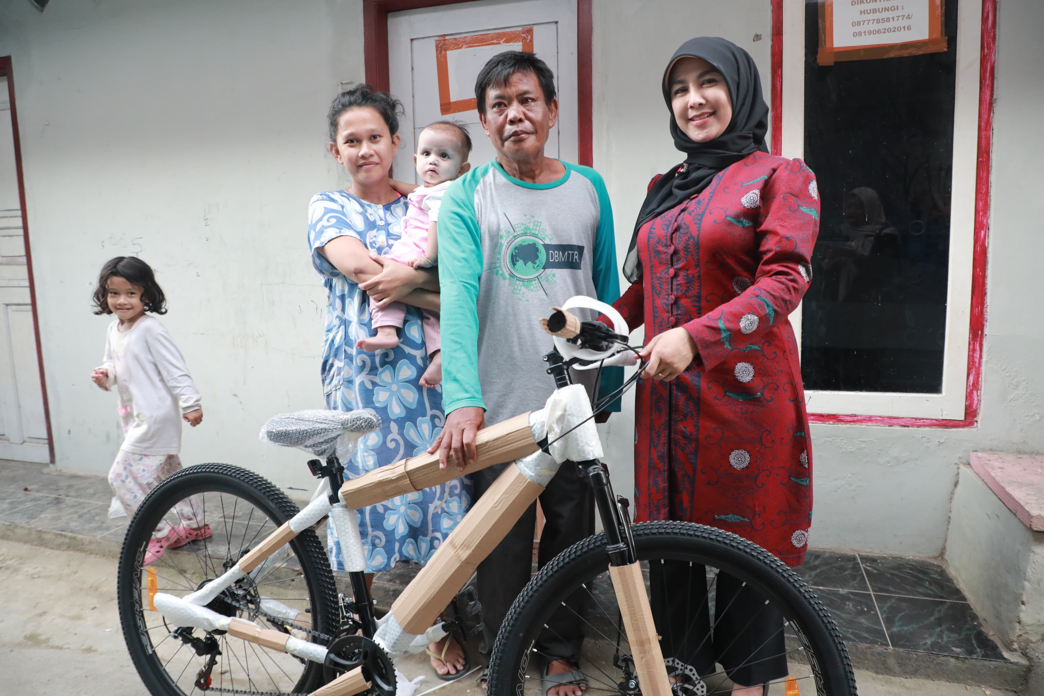 Tiap Hari Jalan Kaki ke Kantor, OB Disdukcapil Kaget Didatangi Ketua TP PKK Kota Serang Arfina Rustandi Bawa Sepeda Baru