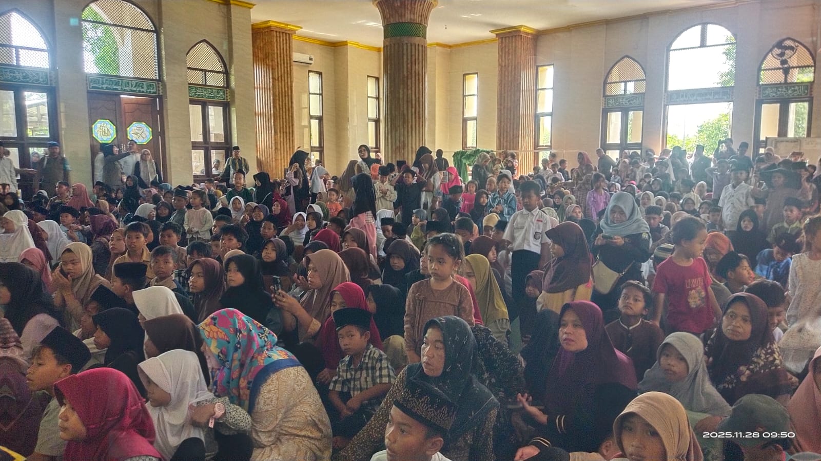 Rayakan Milad ke-46, Budi Rustandi Santuni Ribuan Anak Yatim di Masjid Al Madani Puspemkot Serang.