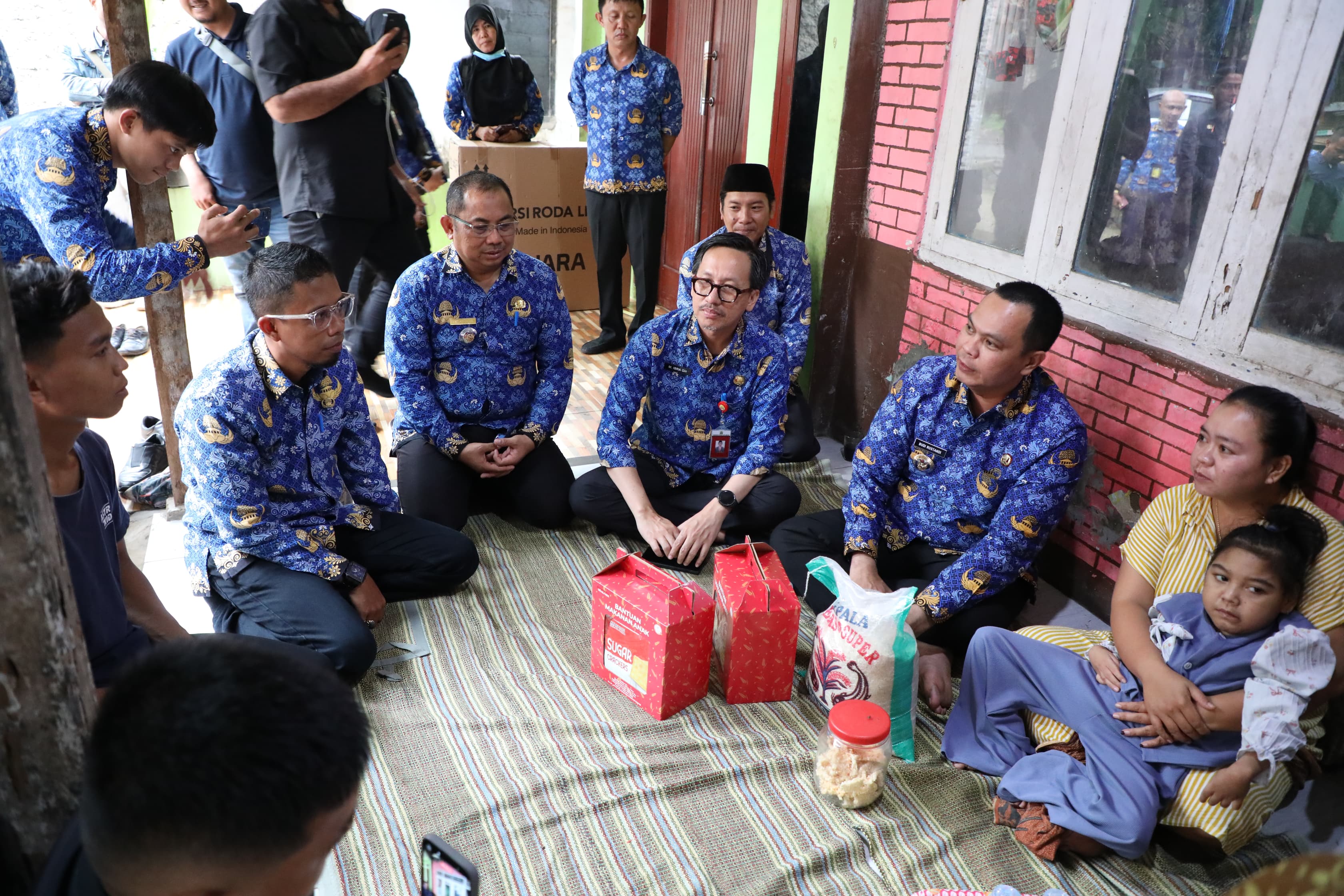 Gunakan Dana Pribadi Wali Kota Serang Belikan Kursi Roda Khusus untuk Aira.