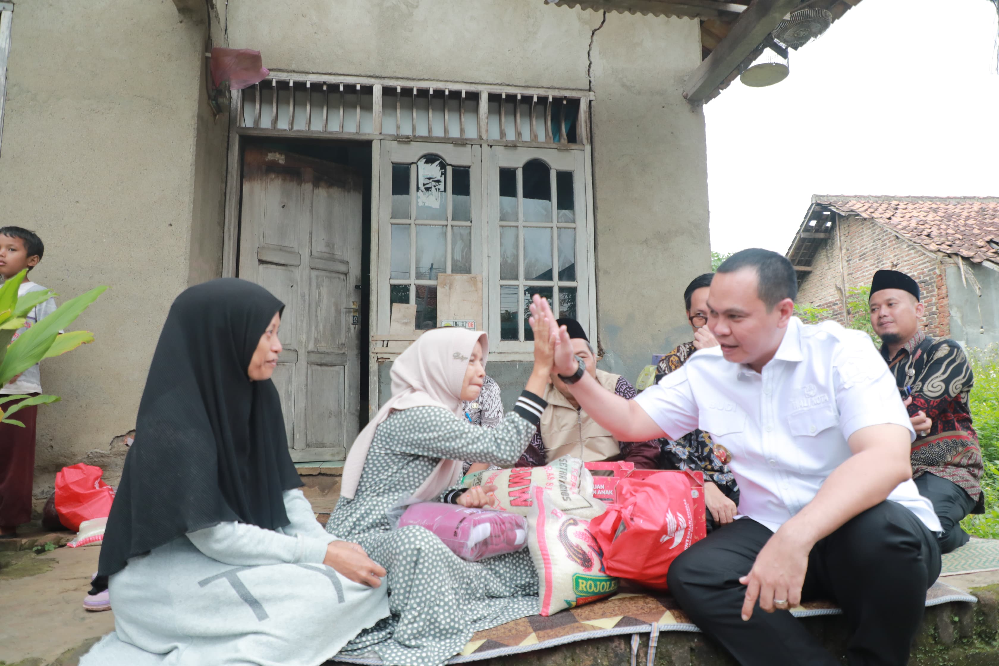 Pemkot Serang Respons Cepat, Wali Kota Budi Salurkan Bantuan untuk Warga Korban Rumah Ambruk di Ciloang