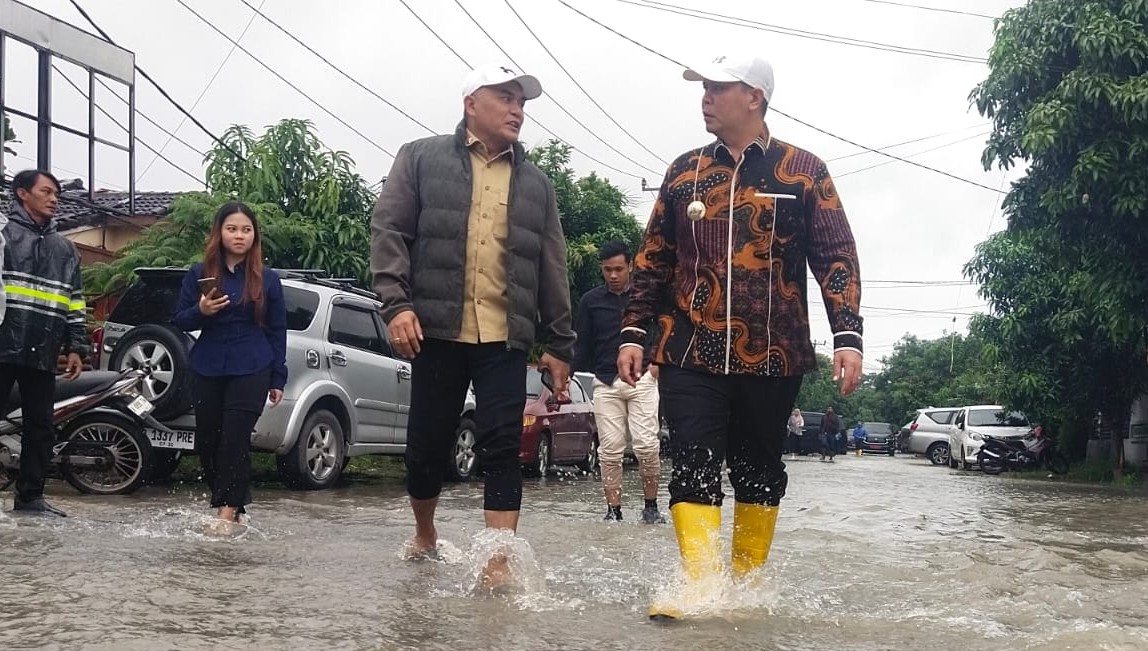 Intruksi Gubernur untuk Siaga Bencana, Wali Kota Serang Budi Rustandi Hujan-hujanan Tinjau Lokasi Rawan Banjir