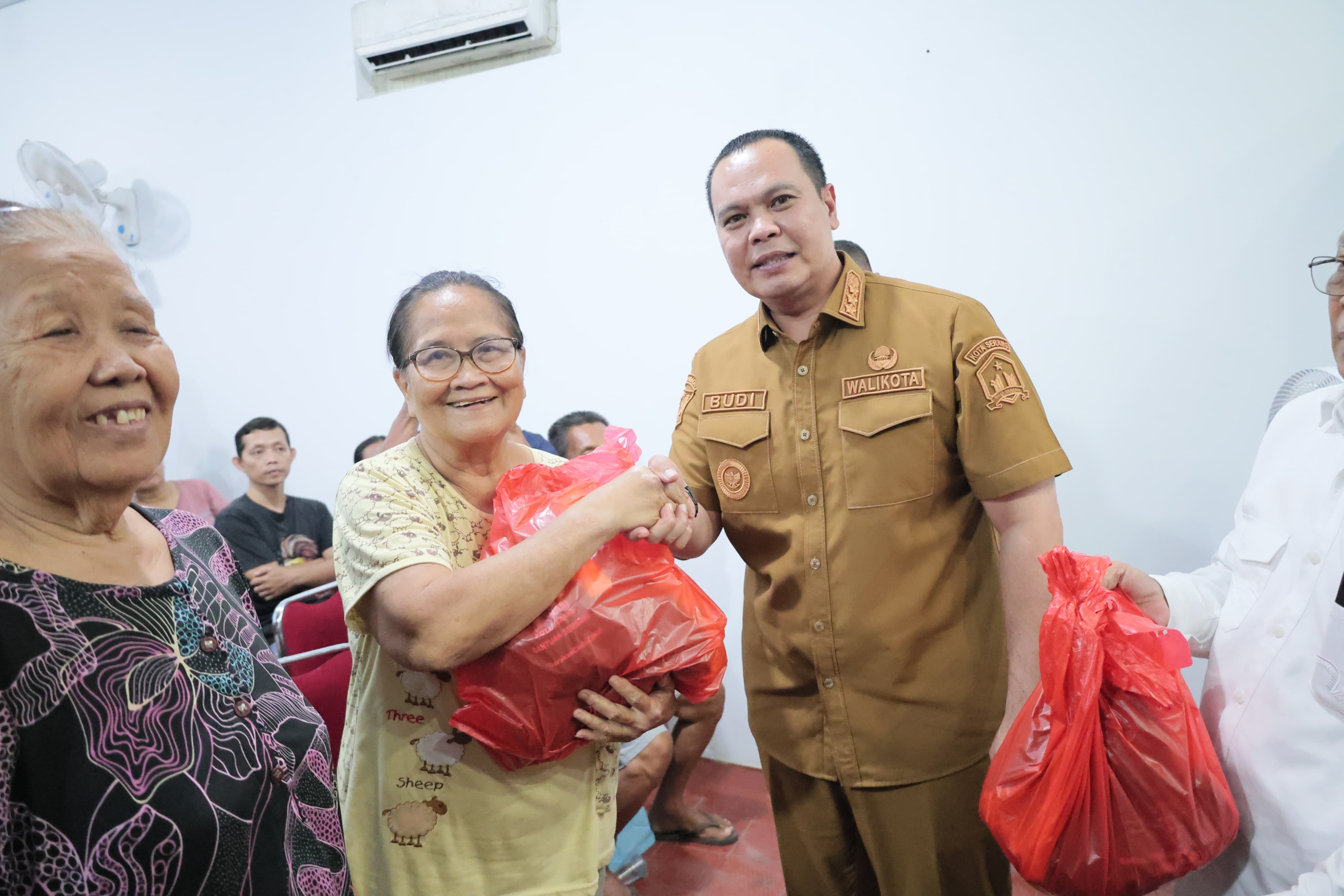 Didampingi Ketua FKUB, Wali Kota Serang Budi Rustandi Bagikan Sembako ke Umat Kristiani