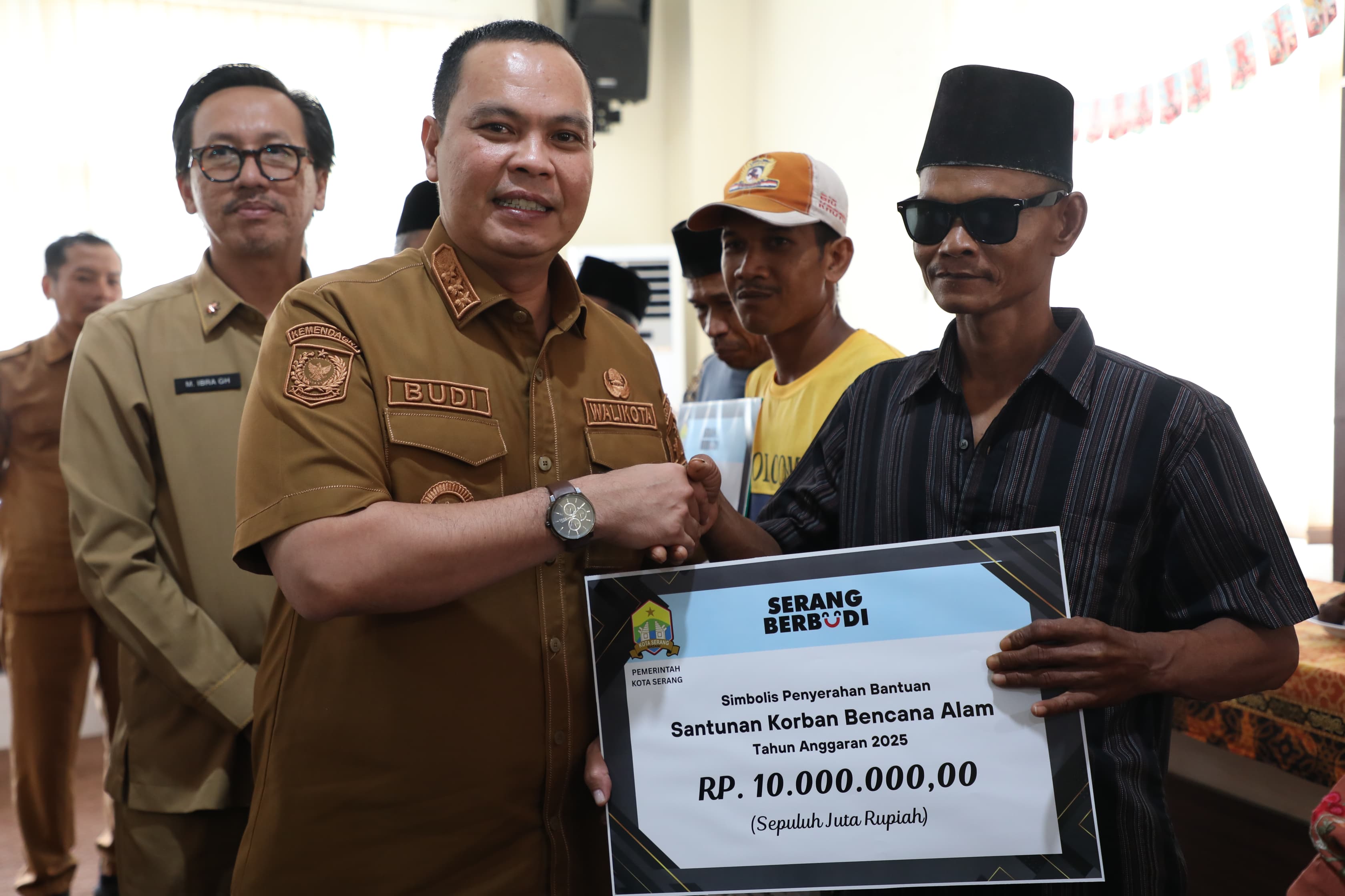 Wali Kota Serang Serahkan Santunan Rp10 Juta kepada Korban Sambaran Petir di Kasemen