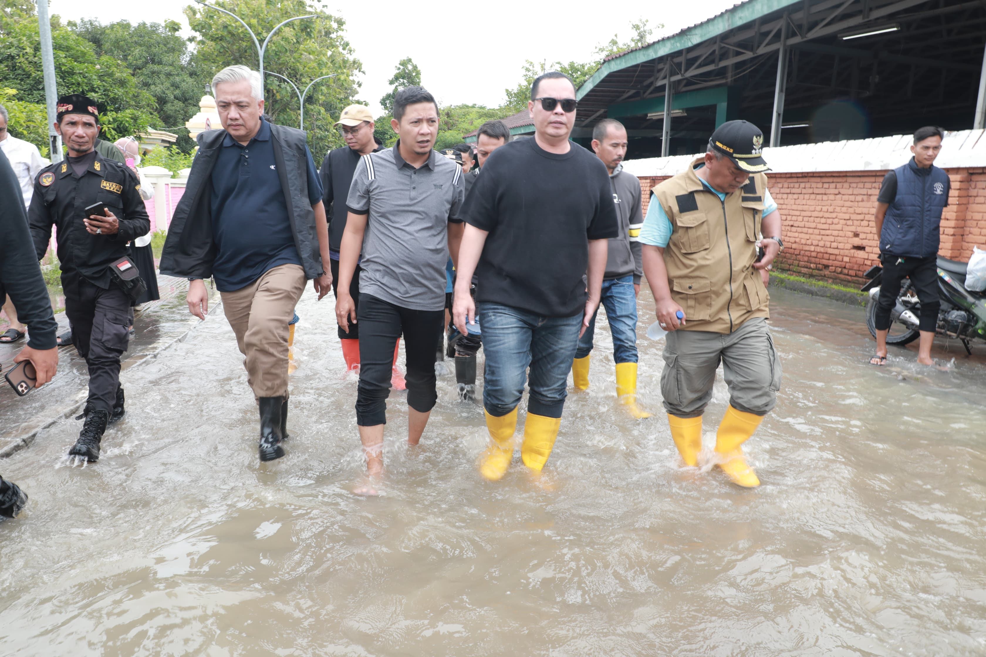 Wali Kota Serang Cek Penyebab Banjir Banten Lama, Temukan Pemyempitan Sungai jadi Drainase.