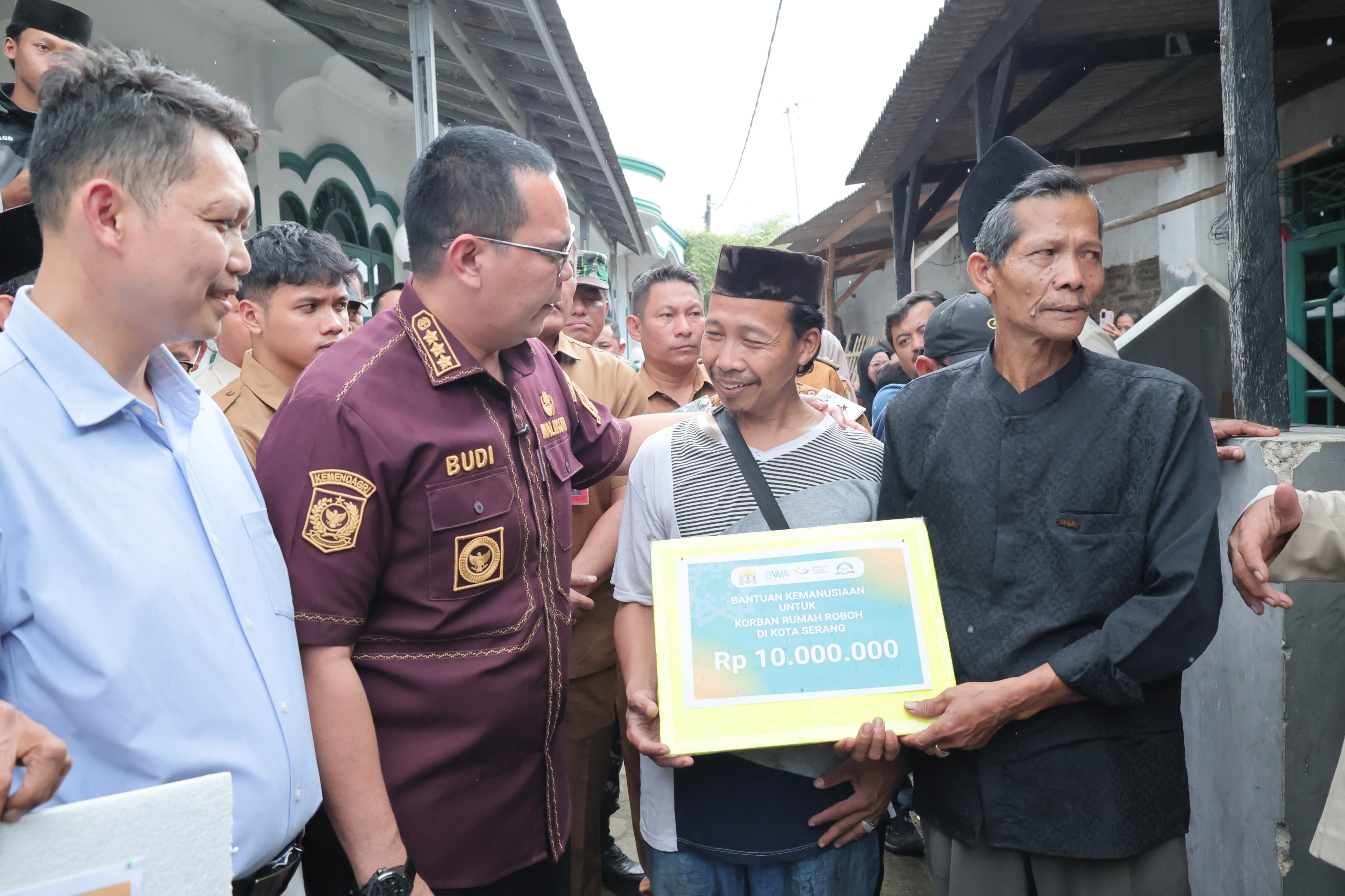 Wali Kota Serang Salurkan Bantuan Non-APBD untuk Korban Rumah Roboh di Kaligandu