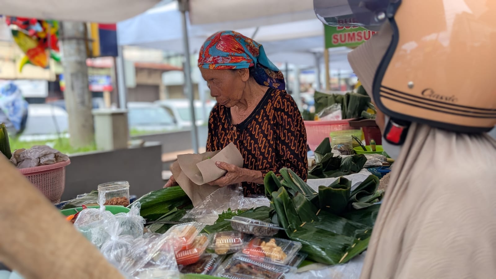 Menyesap Jejak Sultan di Tengah Sengitnya War Takjil: Dua Wajah Ramadan di Pasar Lama Kota Serang