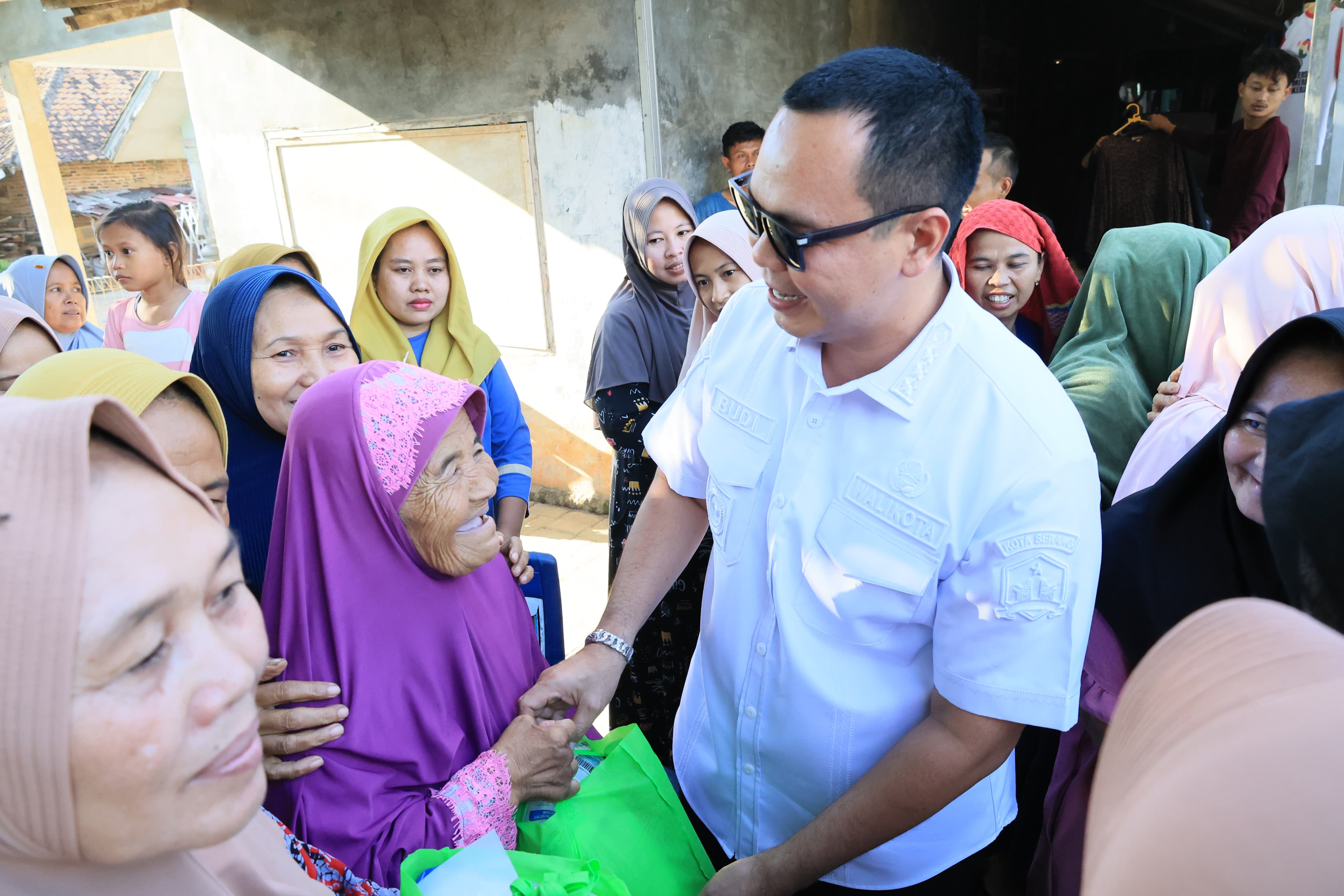 Penutupan Ramadan 1447 H, Wali Kota Serang Budi Rustandi Bagikan Sembako di Kecamatan Curug