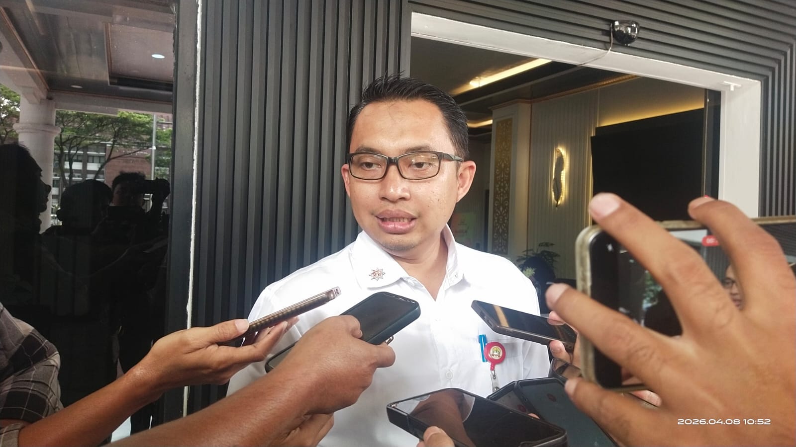 Kadis LH Kota Serang Farach Richi Ajak Masyarakat Kembali Gunakan Wadah Tradisional Non-Plastik Guna Jaga Lingkungan