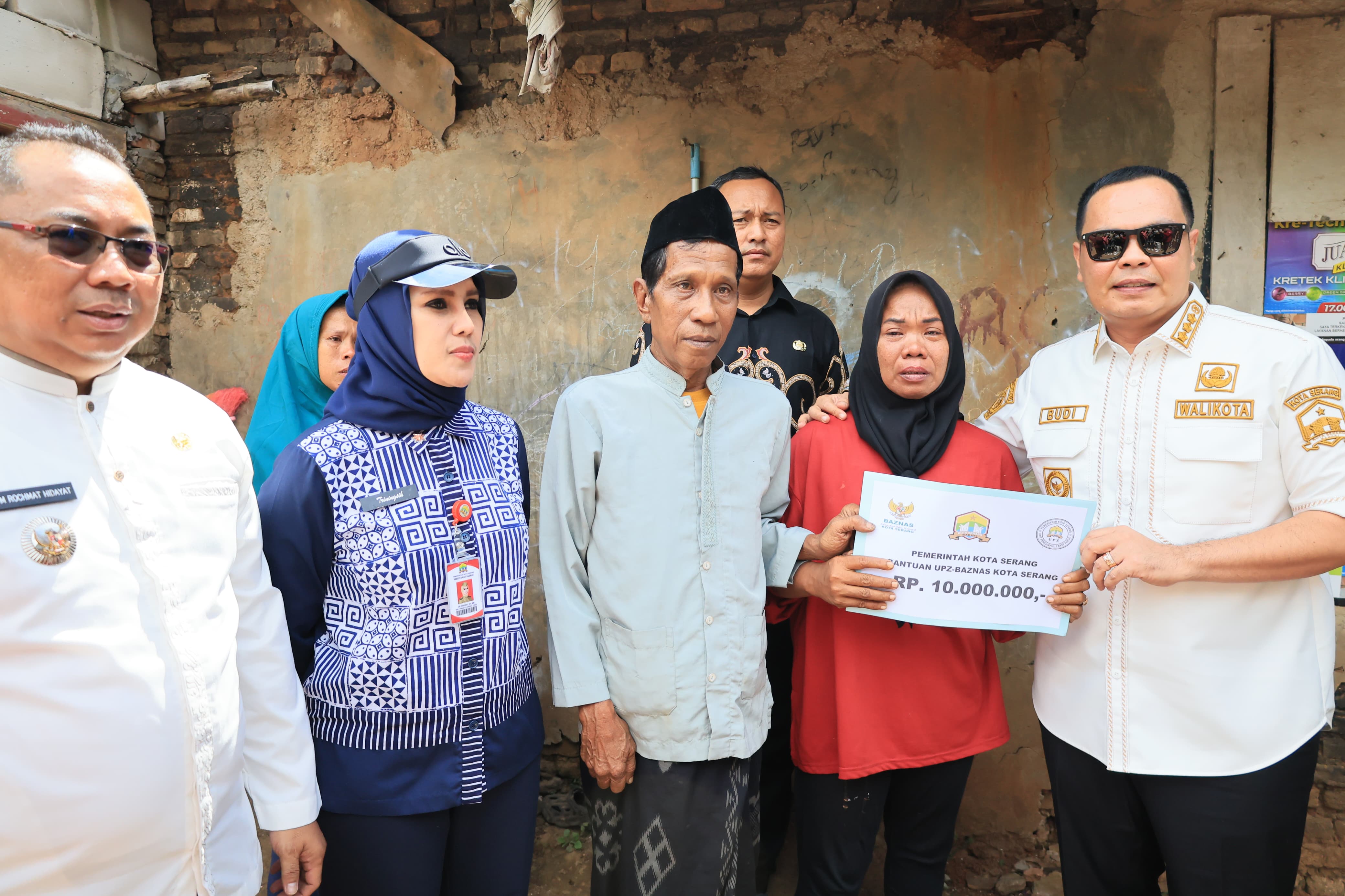 Wali Kota Serang Serahkan Bantuan RTLH Secara Maraton di Tiga Lokasi