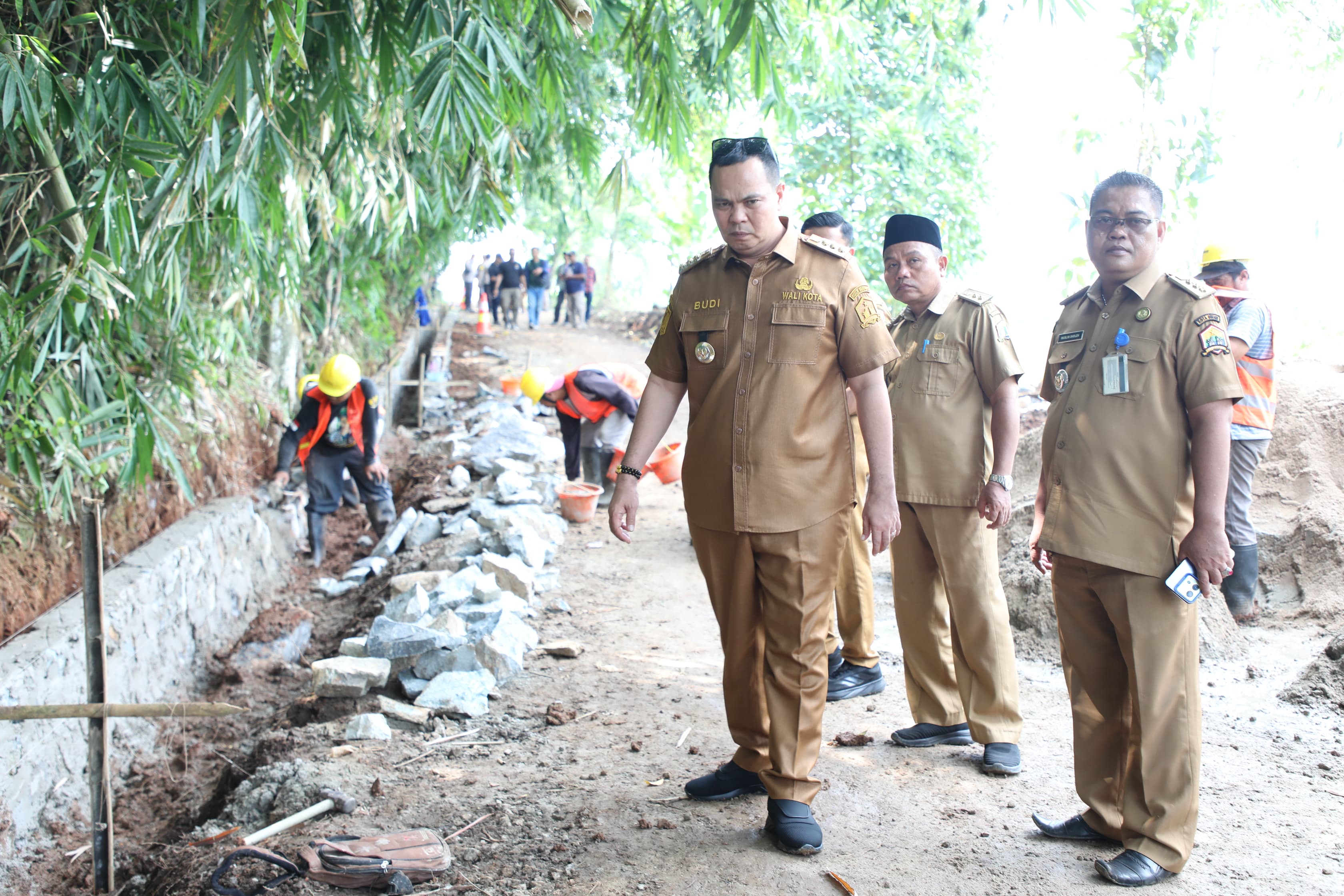 Wali Kota Turun Langsung ke Lapangan, Pantau Betonisasi Jalan di Kota Serang