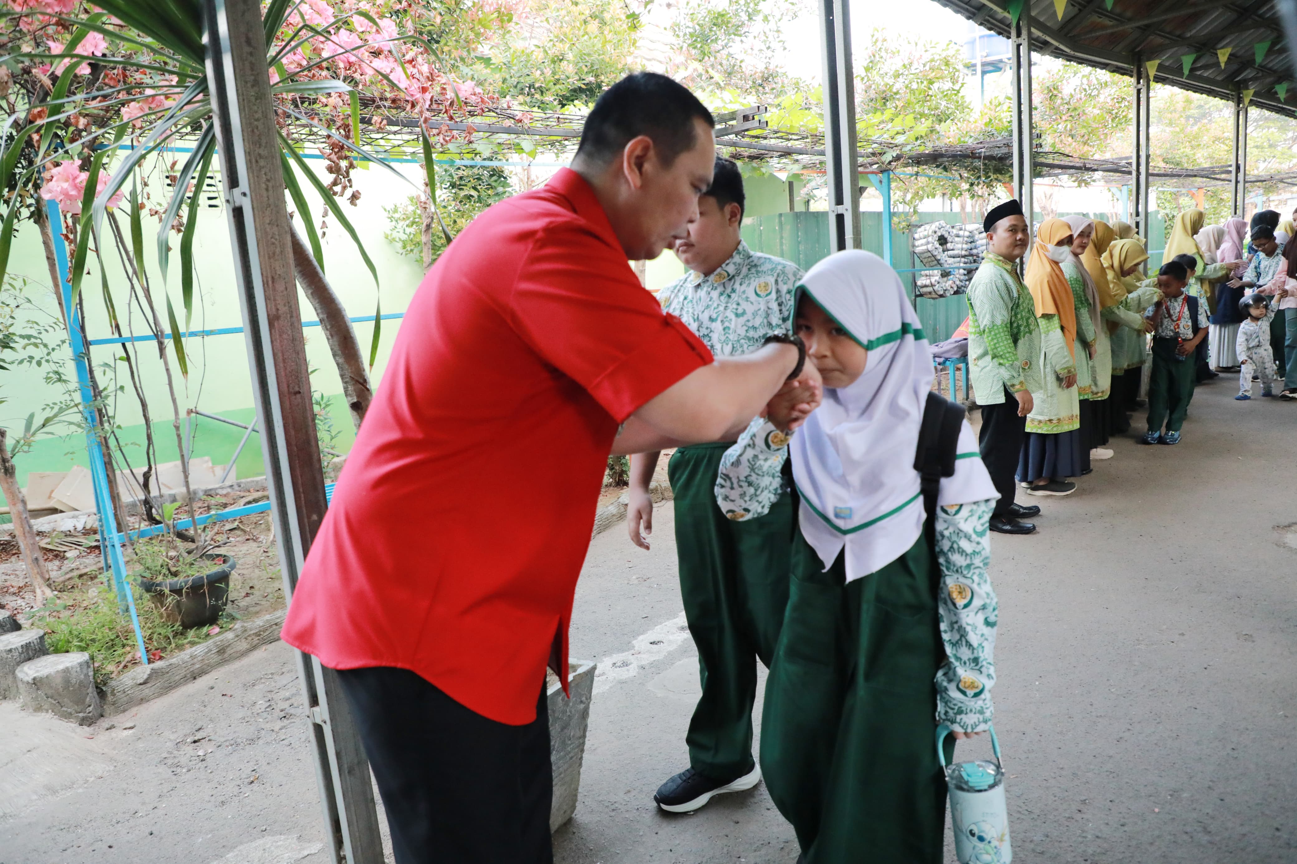 Dukung Gerakan Ayah Mengantar Anak Sekolah (GAMAS), Wali Kota Serang Dampingi Putra-putrinya pada Hari Pertama Sekolah