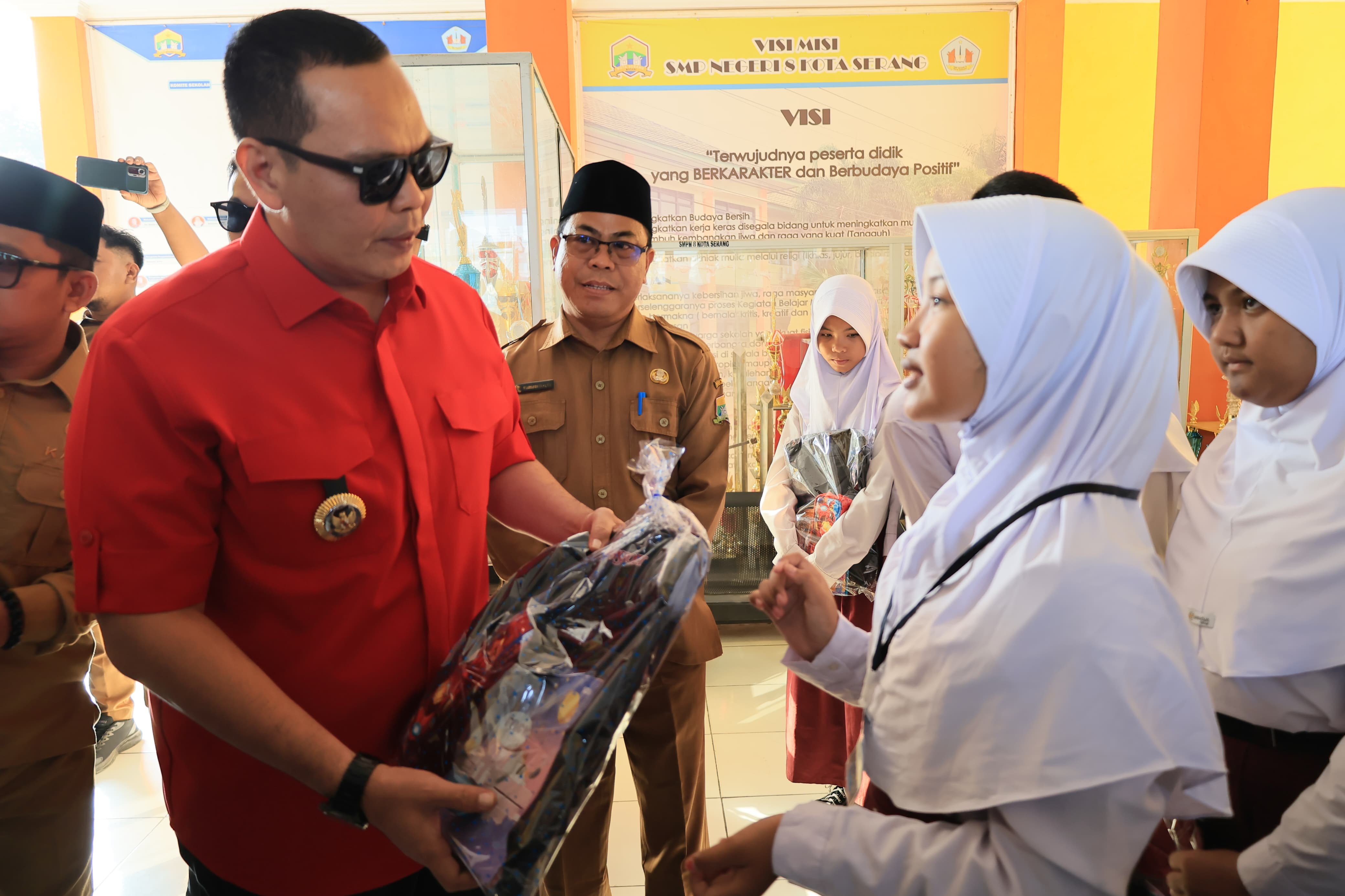 Hari Pertama Sekolah, Wali Kota Serang Bagikan Perlengkapan Belajar untuk Anak Yatim