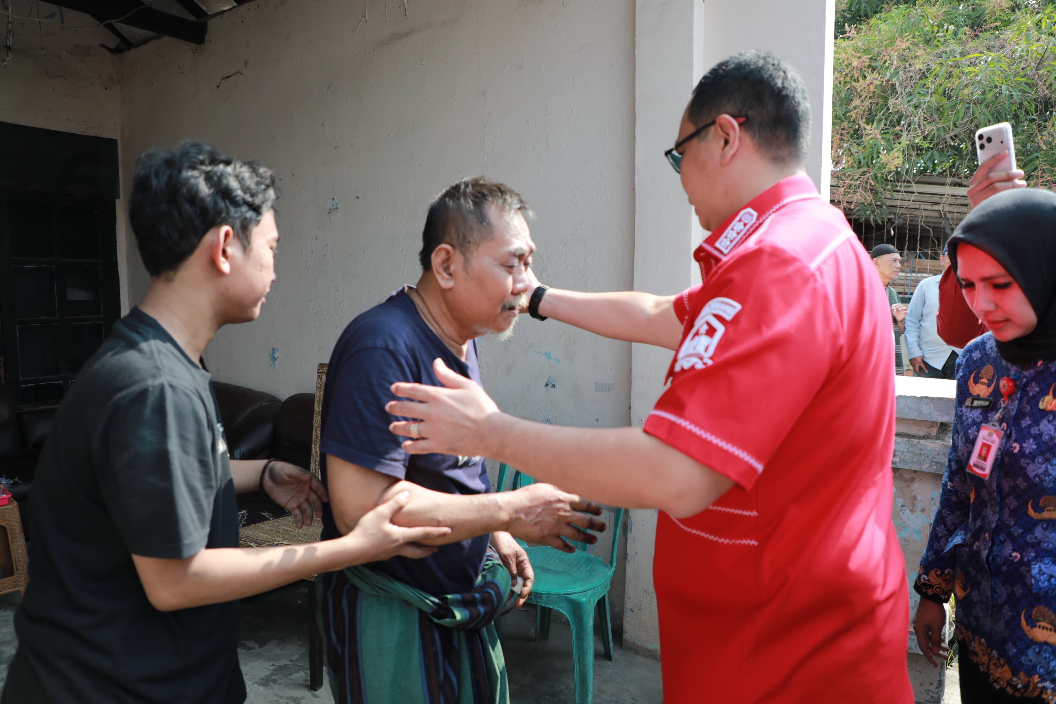 Wali Kota Serang Salurkan Bantuan dan Pastikan Layanan Kesehatan bagi Korban Kebakaran di Trondol
