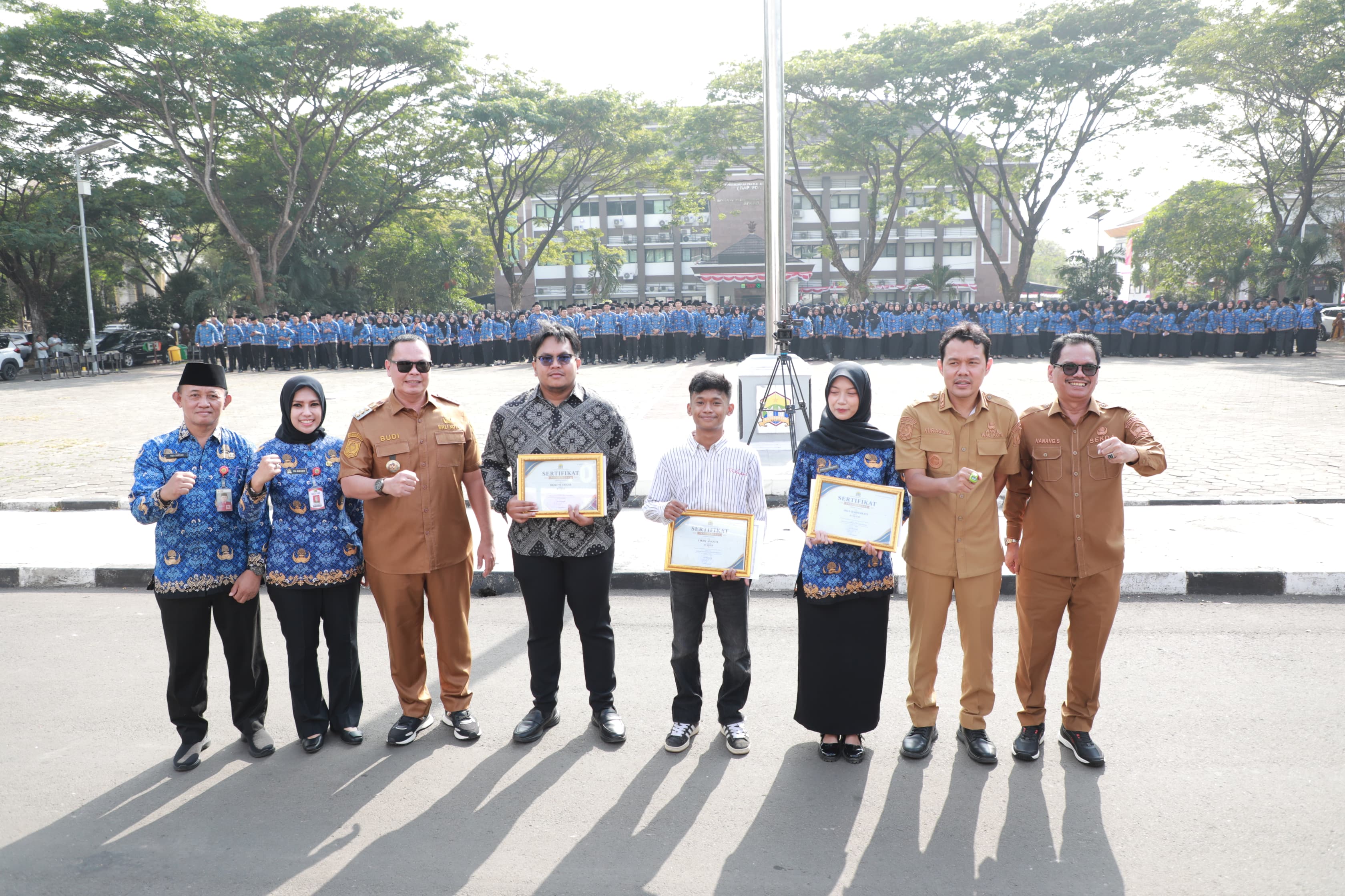 Wali Kota Serang Budi Rustandi Berikan Penghargaan kepada Pemenang Sayembara Logo HUT ke-19 Kota Serang