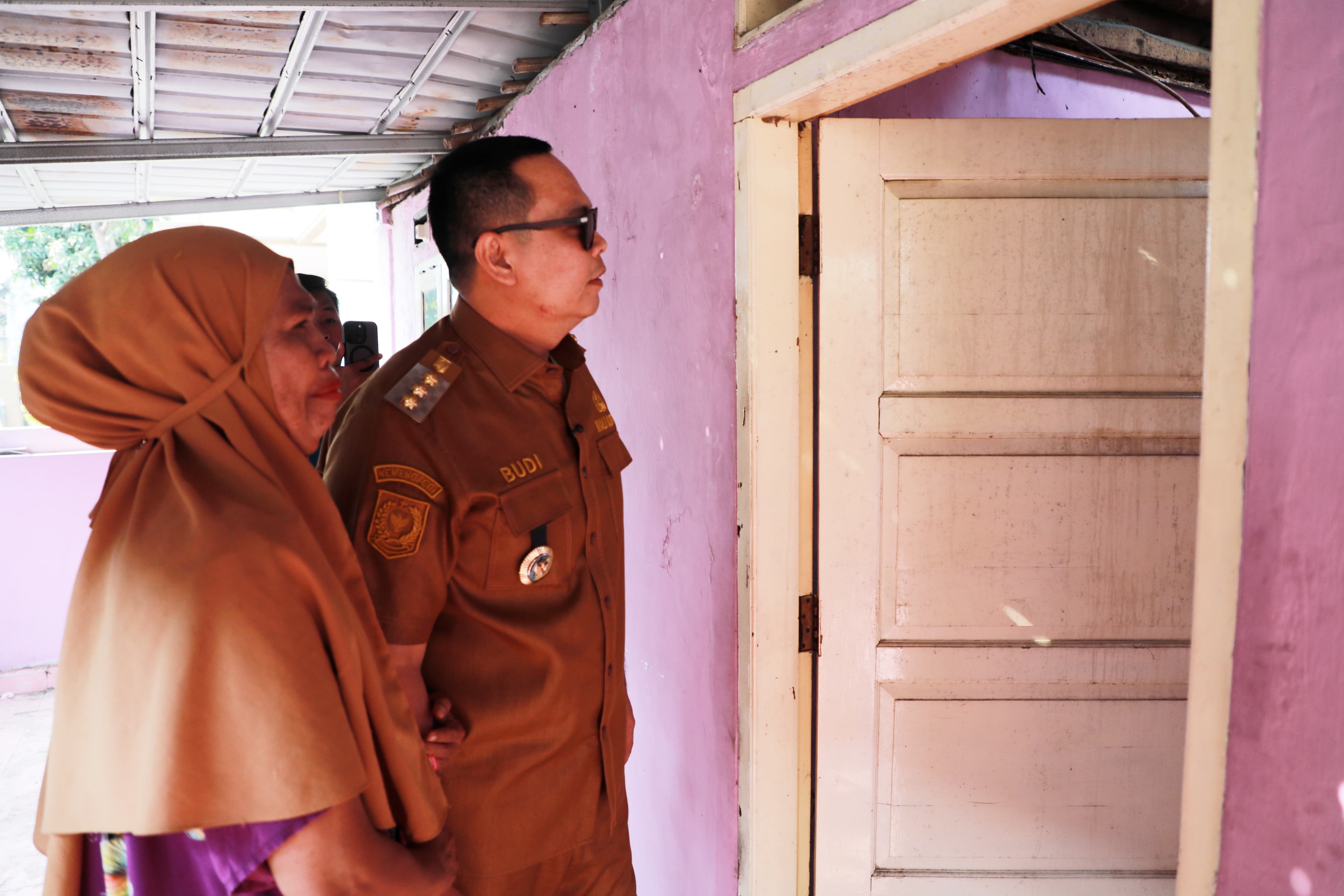 Respons Cepat Aduan Warga, Wali Kota Serang Bantu Bedah Rumah Roboh Korban Bencana, Salurkan Bantuan Rp30 Juta