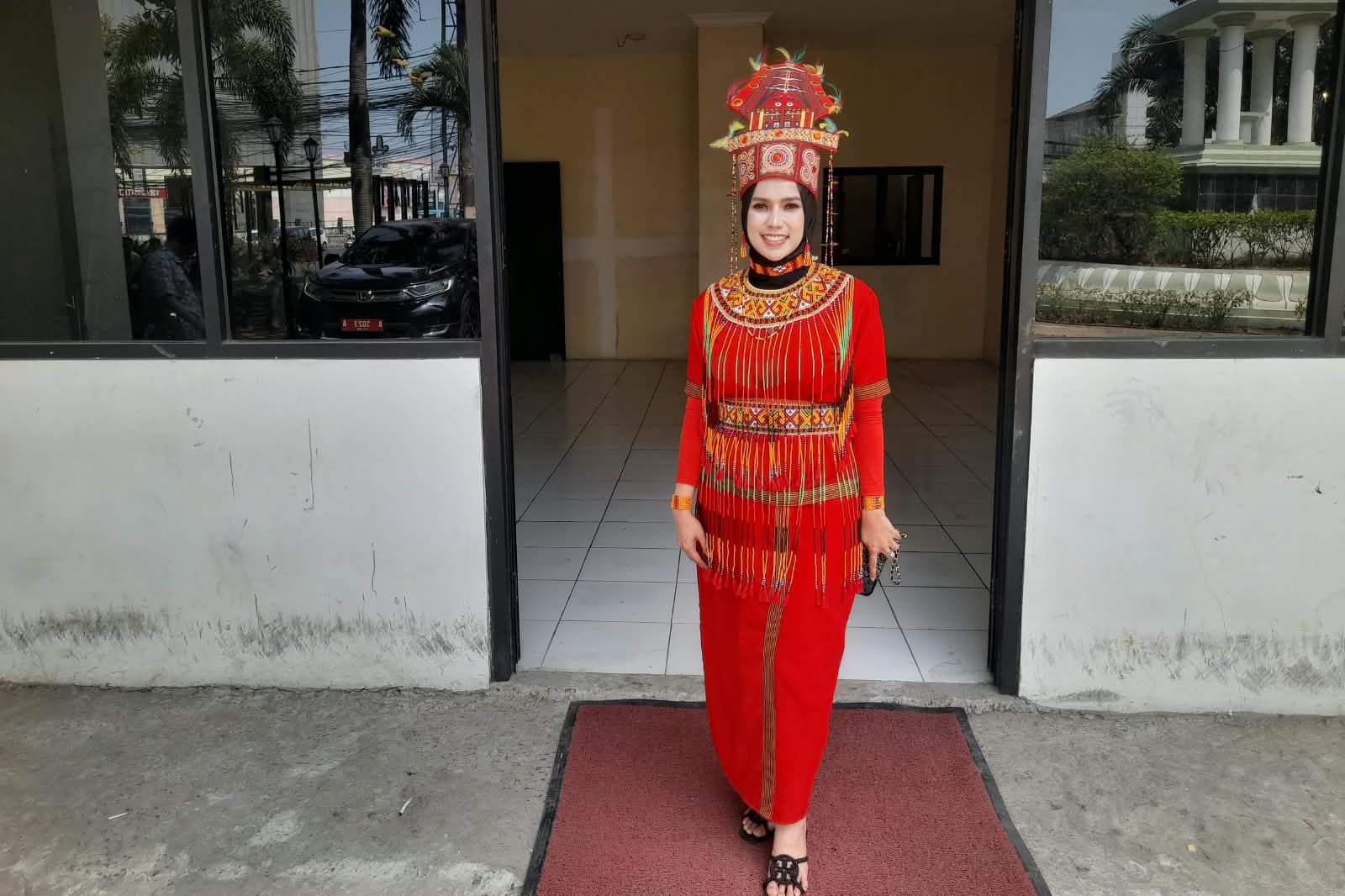 Kadis Kominfo Kota Serang Kenakan Pakaian Adat Toraja, Sampaikan Pesan Semangat Kebinekaan