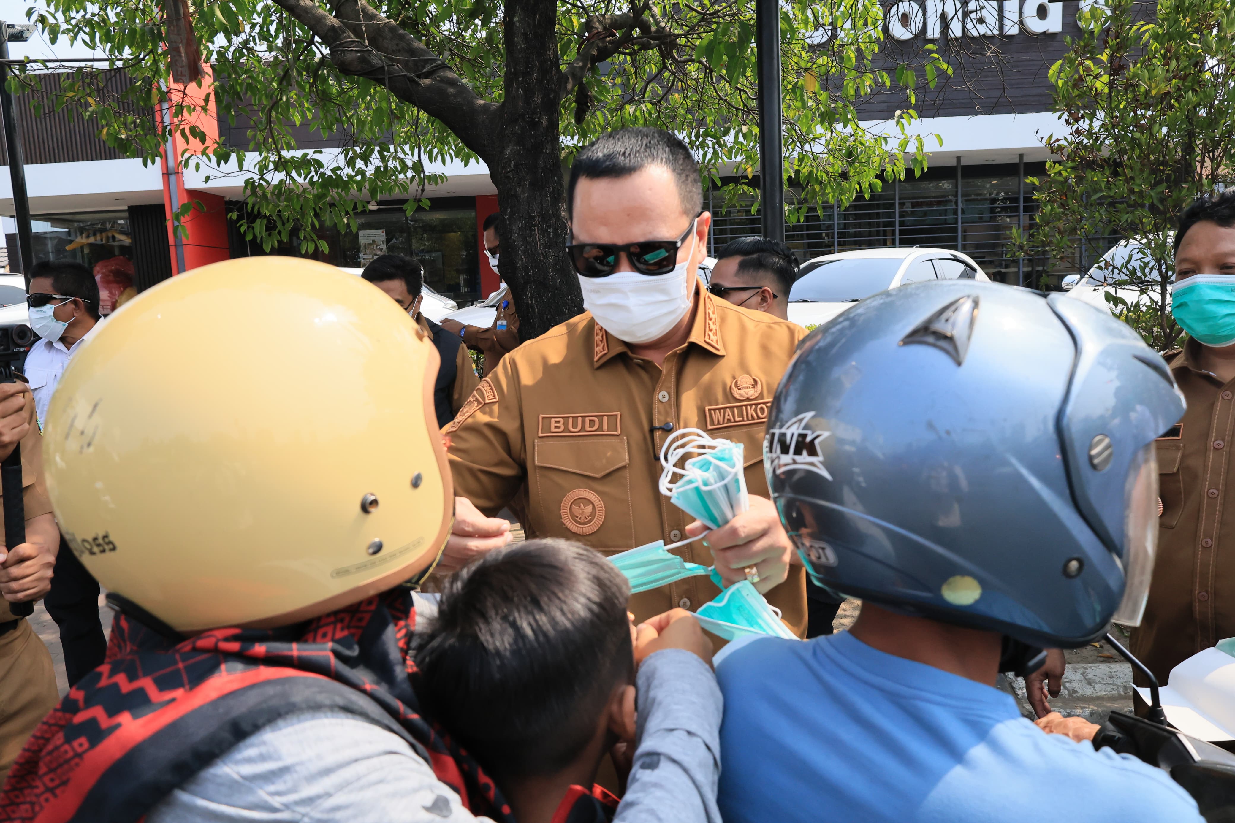 Wali Kota Serang Bagikan Masker Gratis di Tengah Serangan Abu Vulkanik Erupsi Gunung Anak