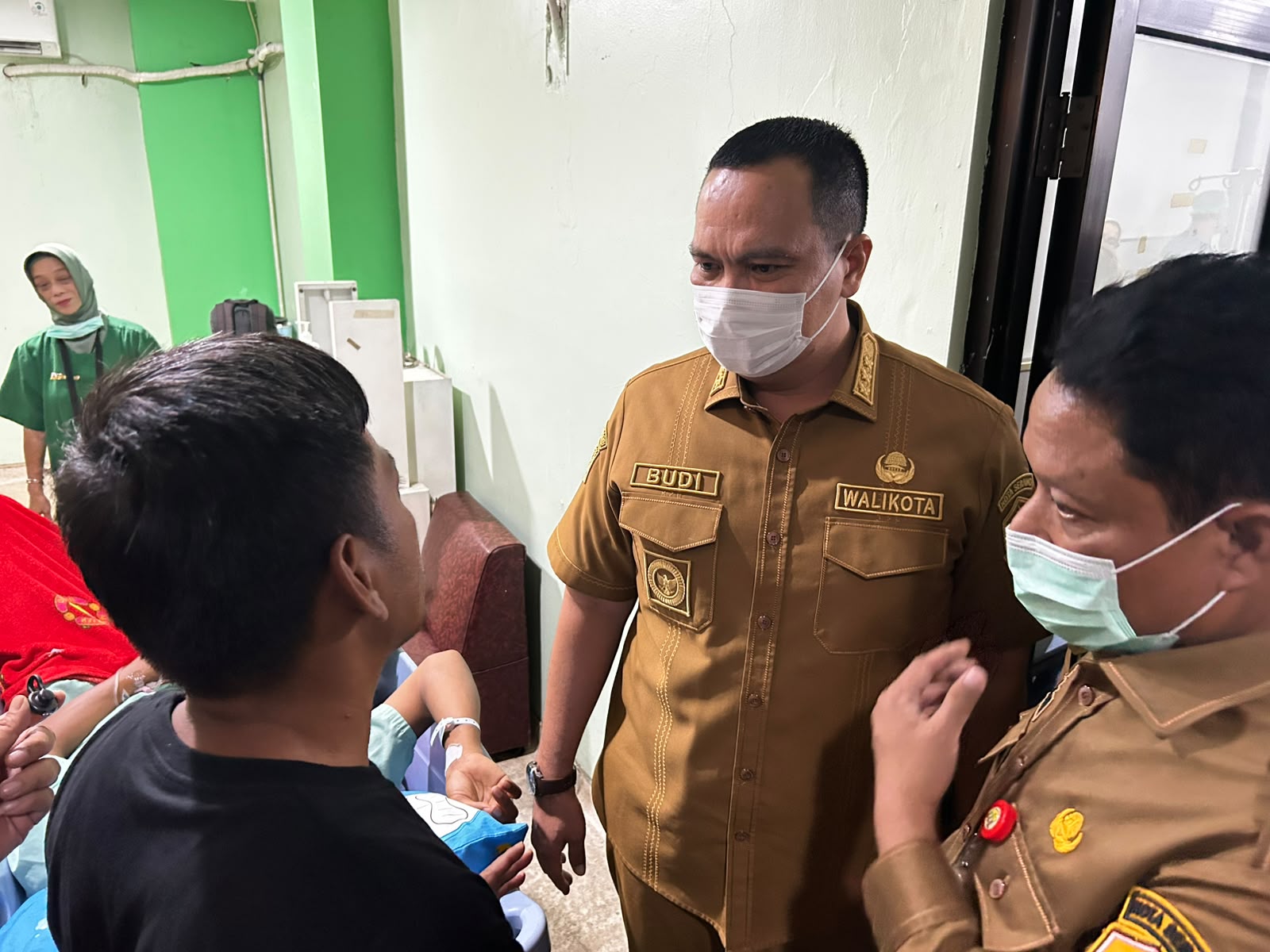 Respon Cepat, Jenguk Korban Keributan Final Sepak Bola, Wali Kota Serang Pastikan Pemerintah Tanggung Biaya Medis