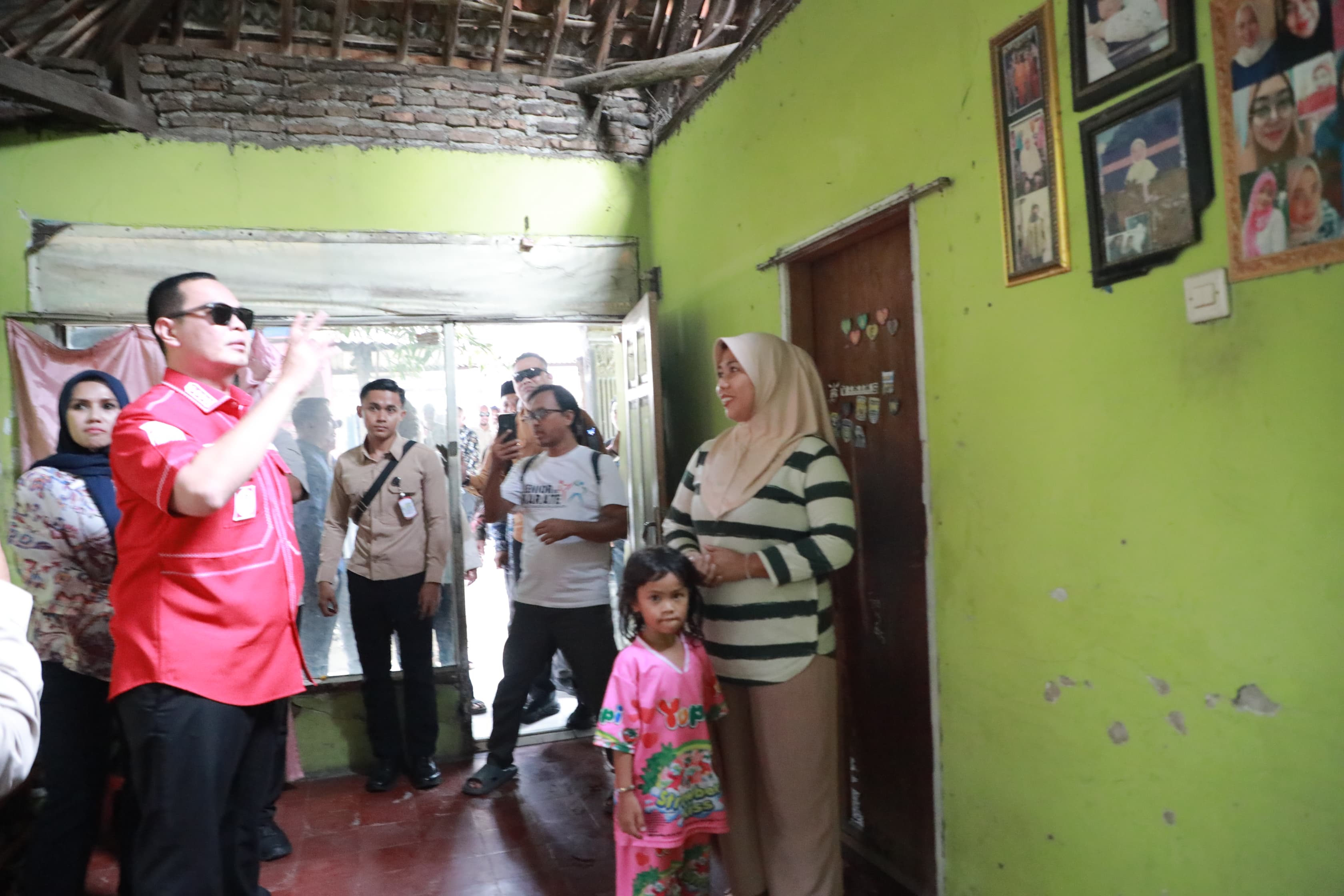 Wali Kota Serang Tinjau dan Salurkan Bantuan Renovasi untuk Korban Rumah Roboh di Kelurahan Unyur