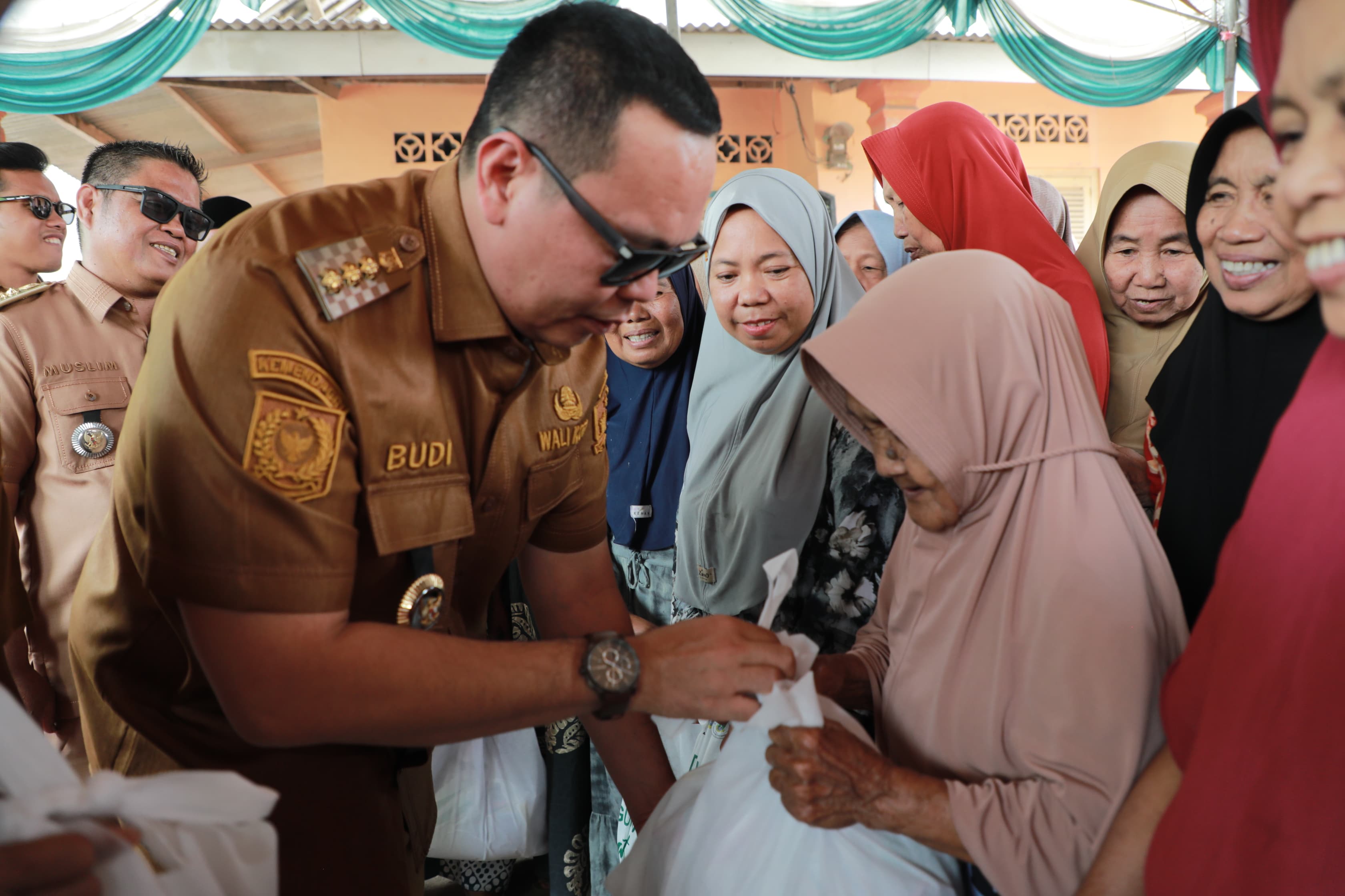 Sinergi Tekan Inflasi, Wali Kota Serang Salurkan Bantuan dari Gubernur Banten untuk Marbot dan Guru Ngaji