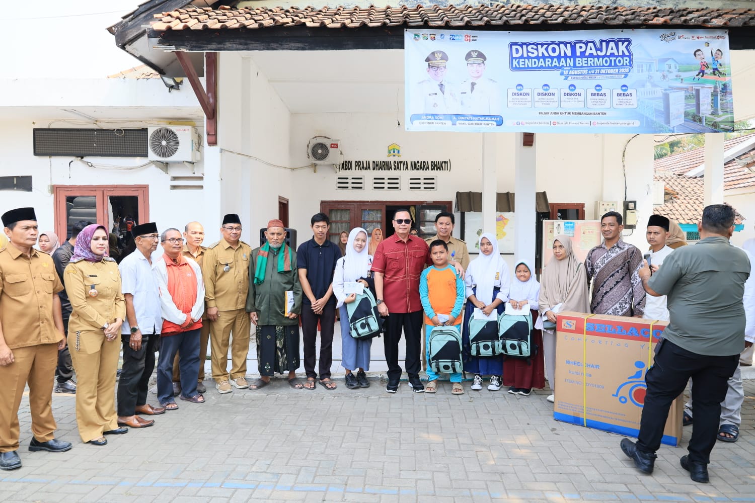 Mewakili Gubernur Banten, Wali Kota Serang Budi Rustandi Salurkan Bantuan untuk Anak Sekolah, UMKM dan Ponpes