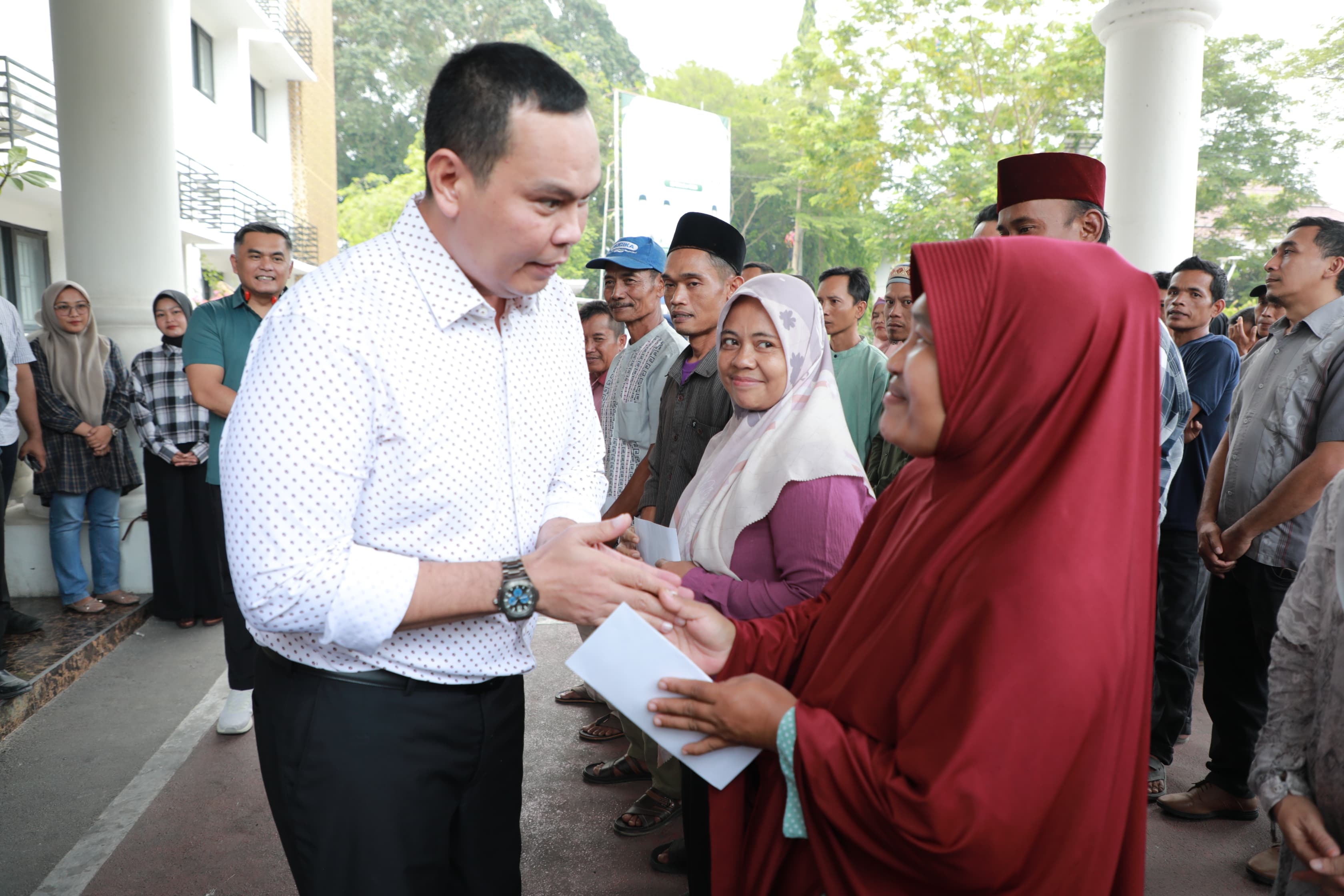 Tingkatkan Usaha Warga, Wali Kota Serang Budi Rustandi Salurkan Bantuan Modal UMKM dari Gubernur Banten Andra Soni