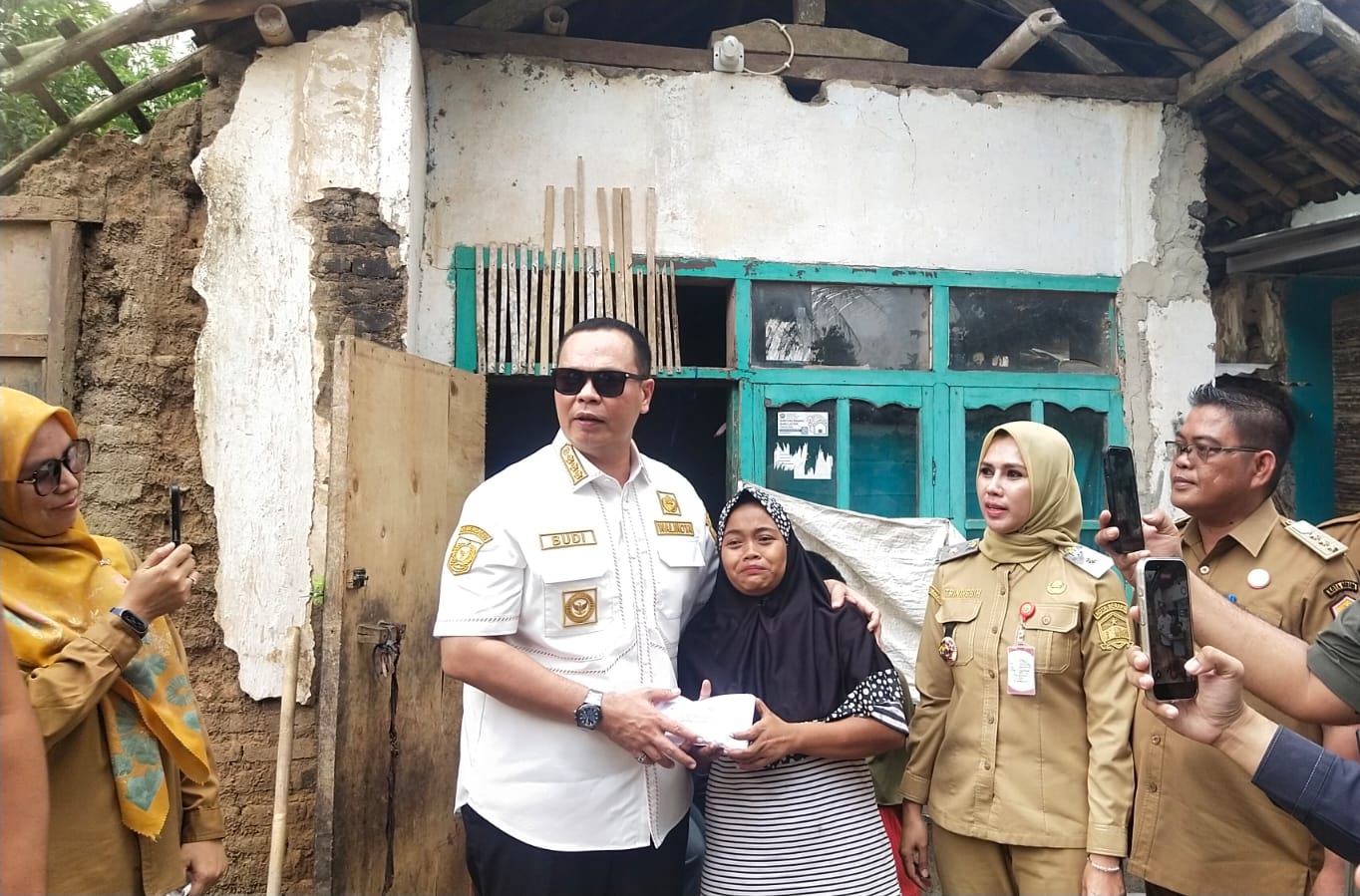 Wali Kota Serang Bantu Renovasi Rumah Warga di Walantaka, Iis Menangis Haru Terima Bantuan RTLH